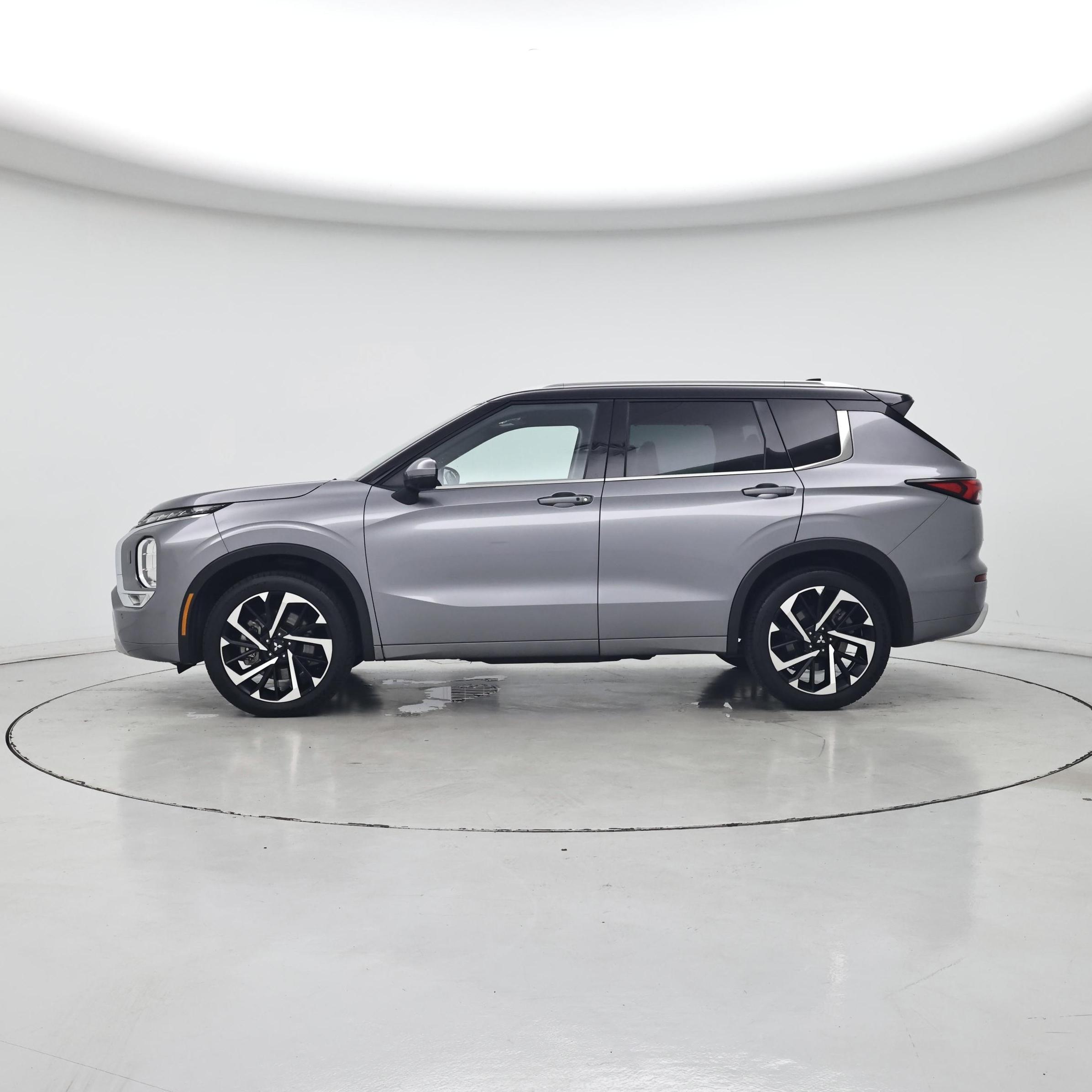 Thumbnail: 2023 Mitsubishi Outlander - 3