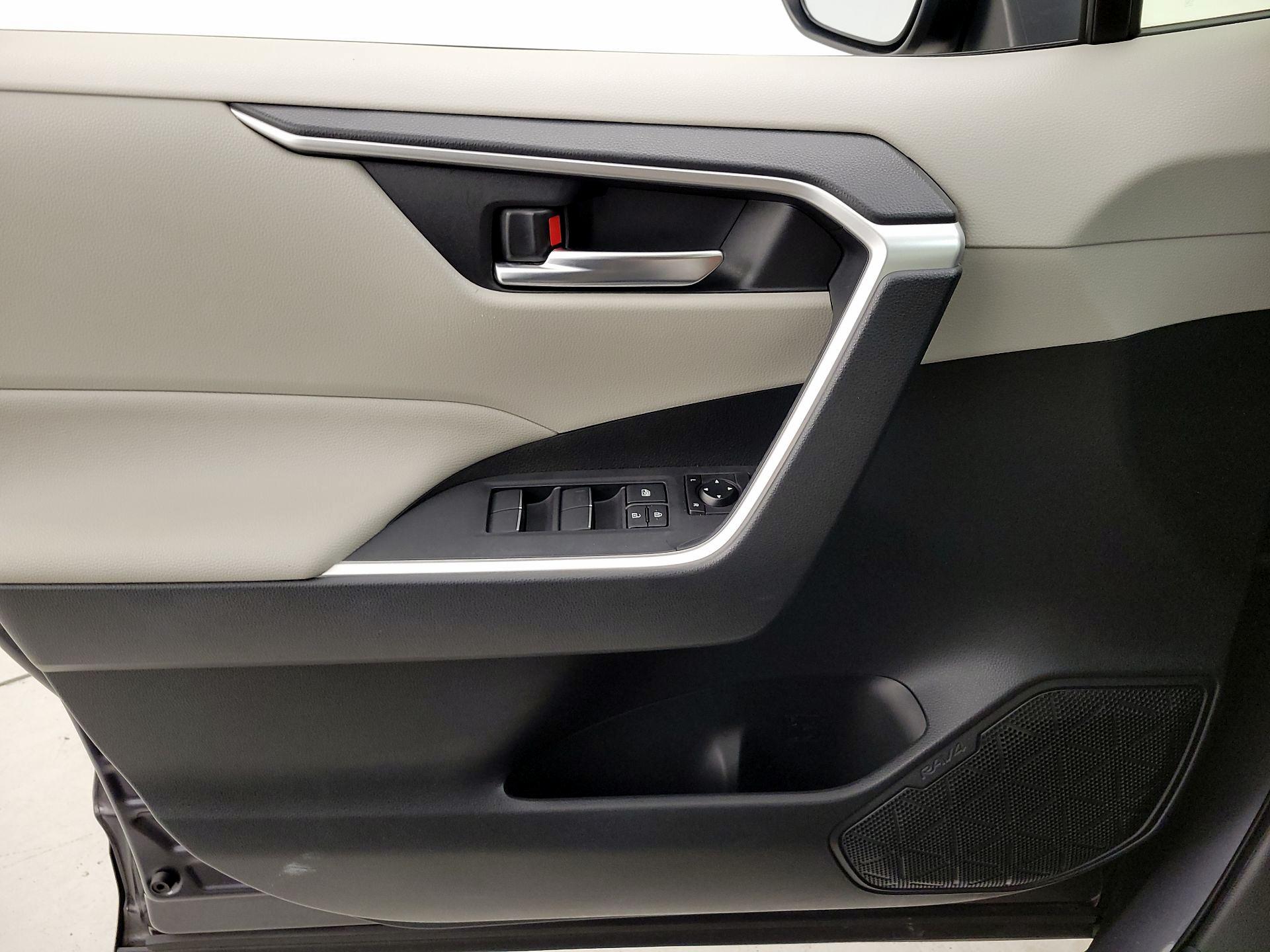 Thumbnail: 2019 Toyota RAV4 - 12
