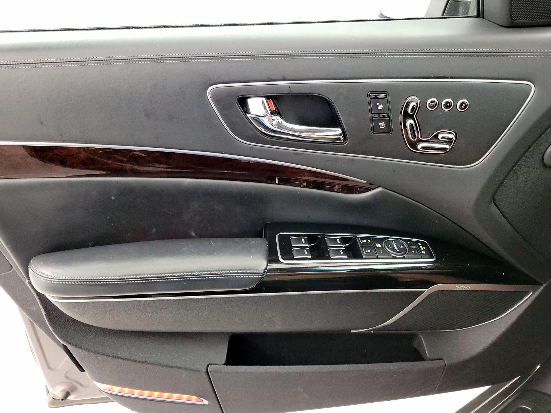 Thumbnail: 2016 Kia K900 - 12