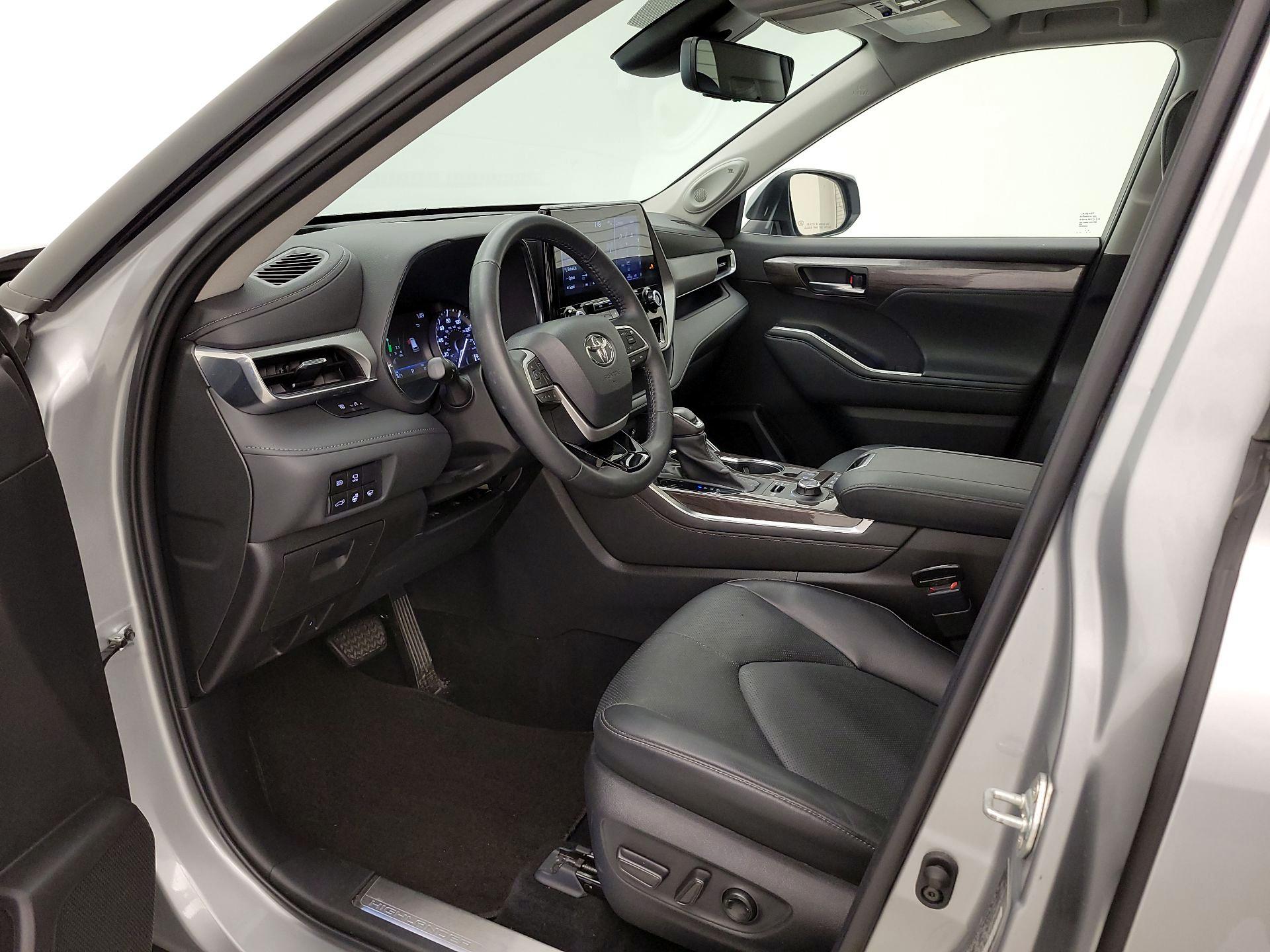 Thumbnail: 2022 Toyota Highlander - 11