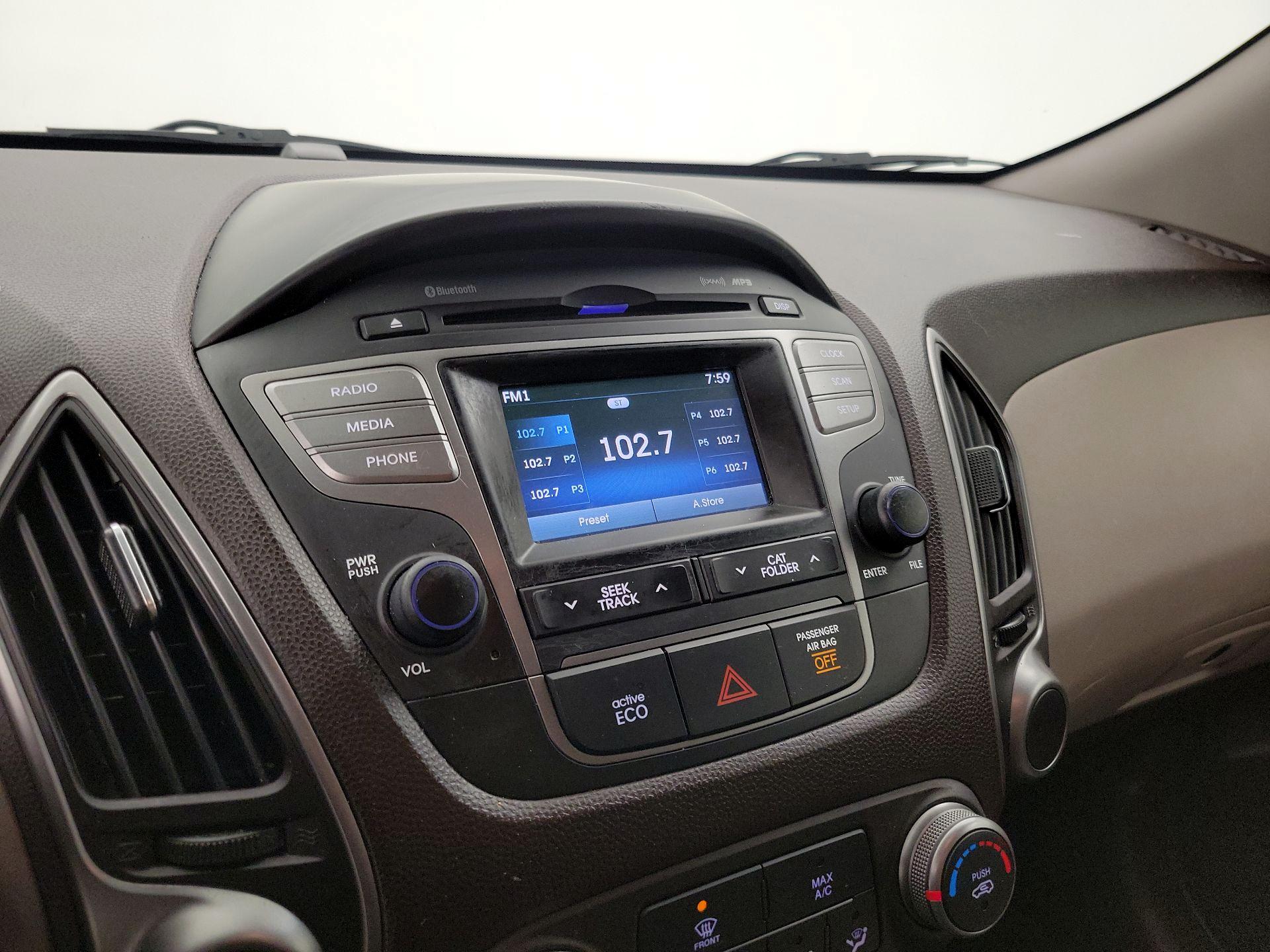 Thumbnail: 2015 Hyundai Tucson - 15