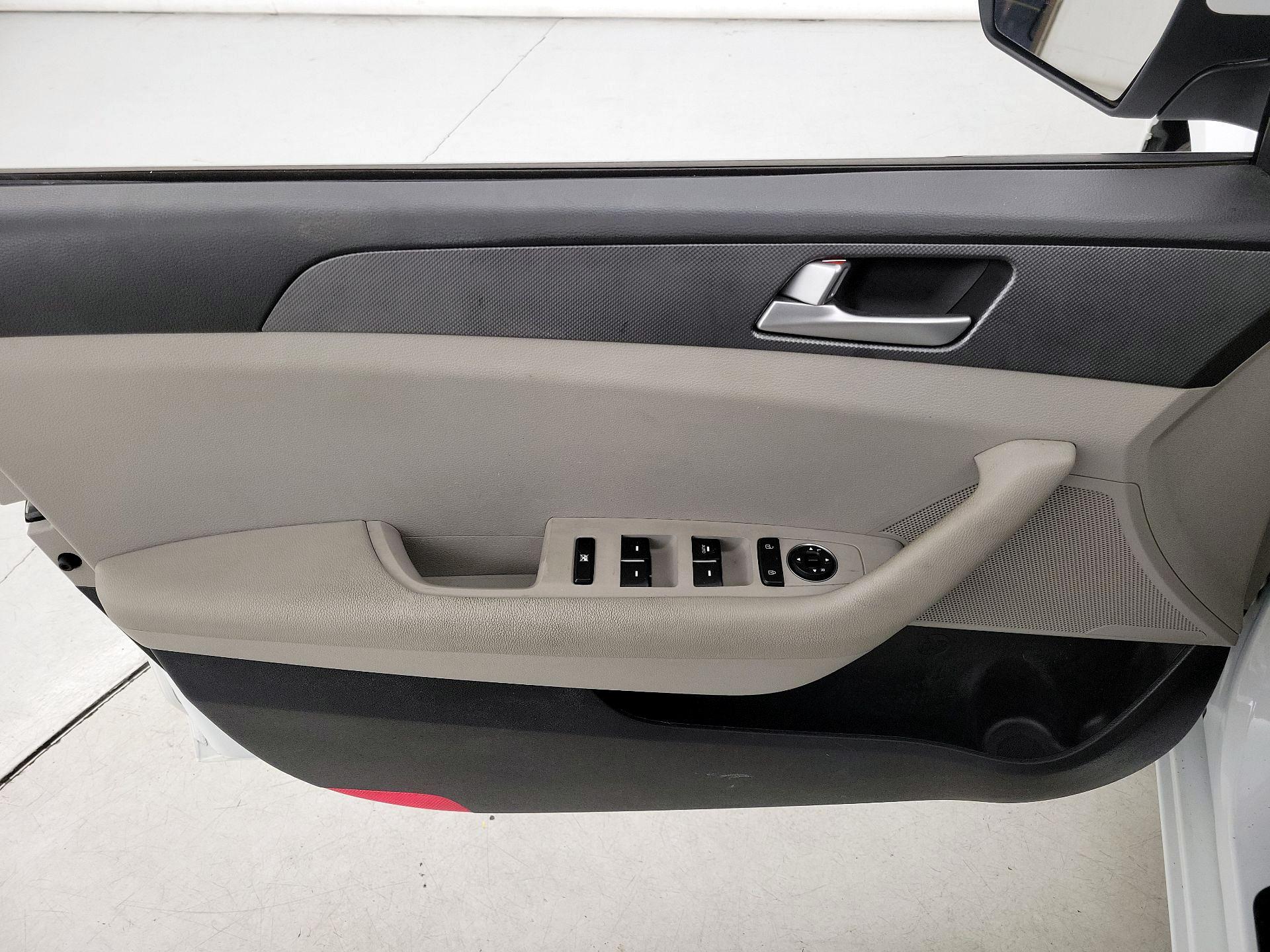 Thumbnail: 2016 Hyundai Sonata - 12