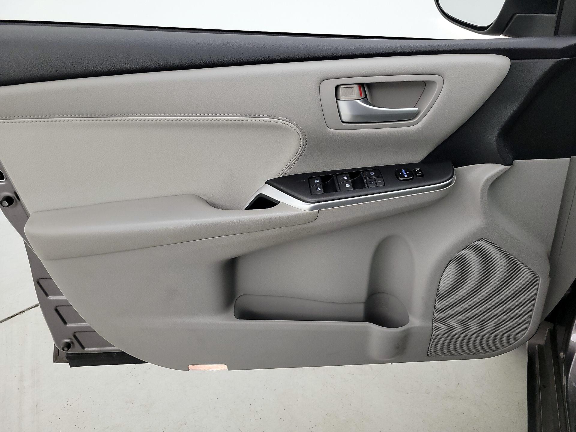 Thumbnail: 2015 Toyota Camry - 12