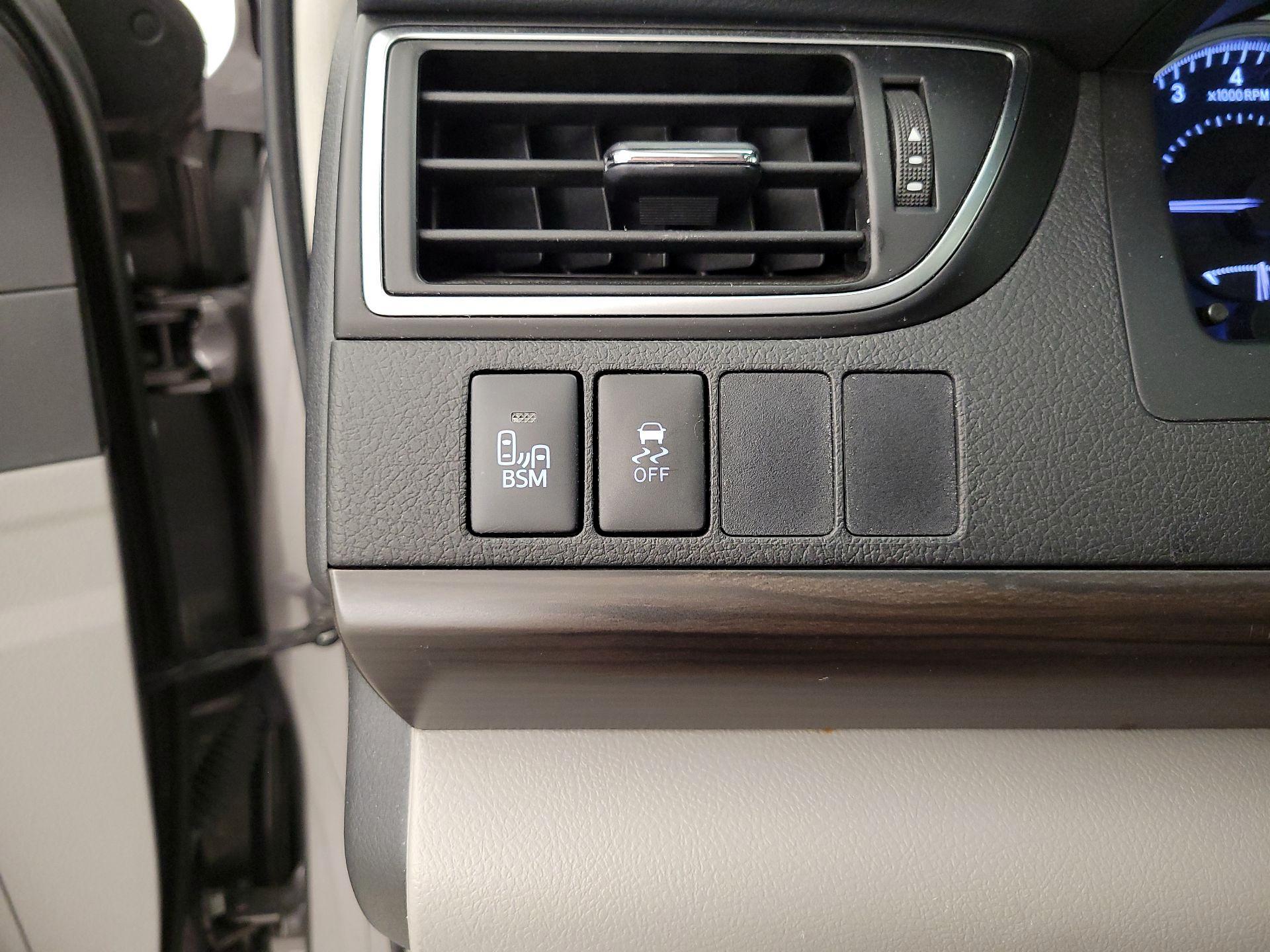 Thumbnail: 2015 Toyota Camry - 13