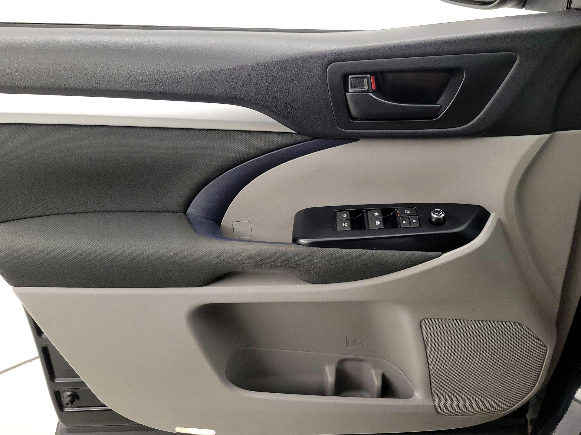 Thumbnail: 2016 Toyota Highlander - 12