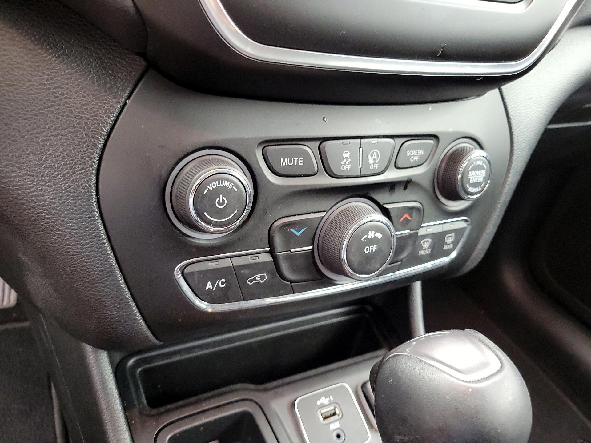 Thumbnail: 2020 Jeep Cherokee - 16