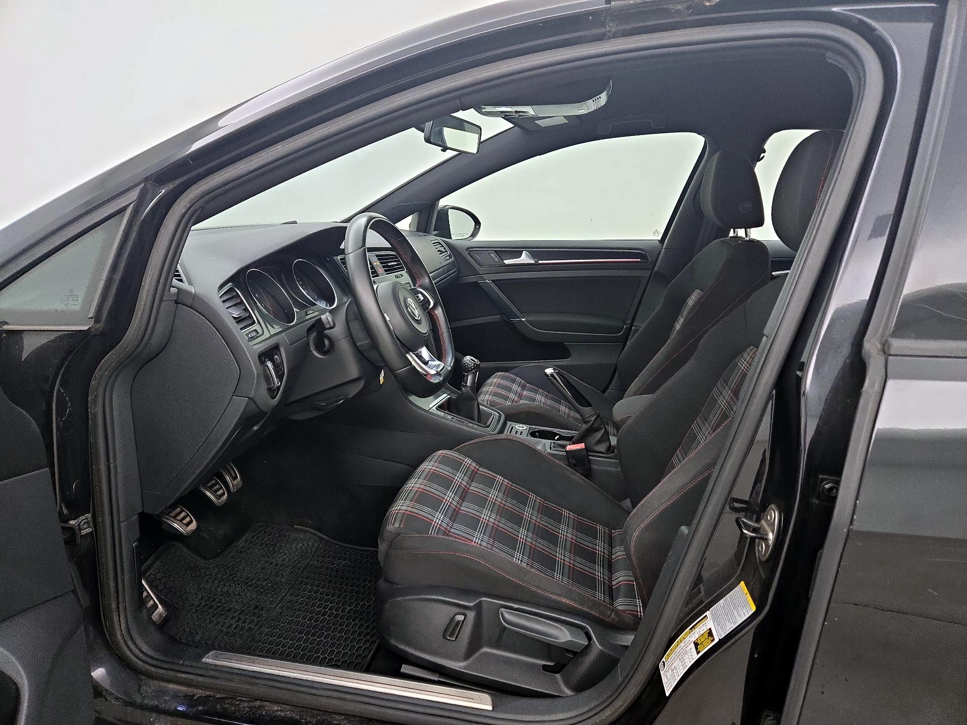 Thumbnail: 2015 Volkswagen Golf - 11