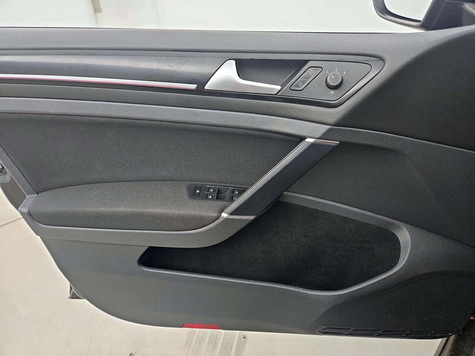 Thumbnail: 2015 Volkswagen Golf - 12