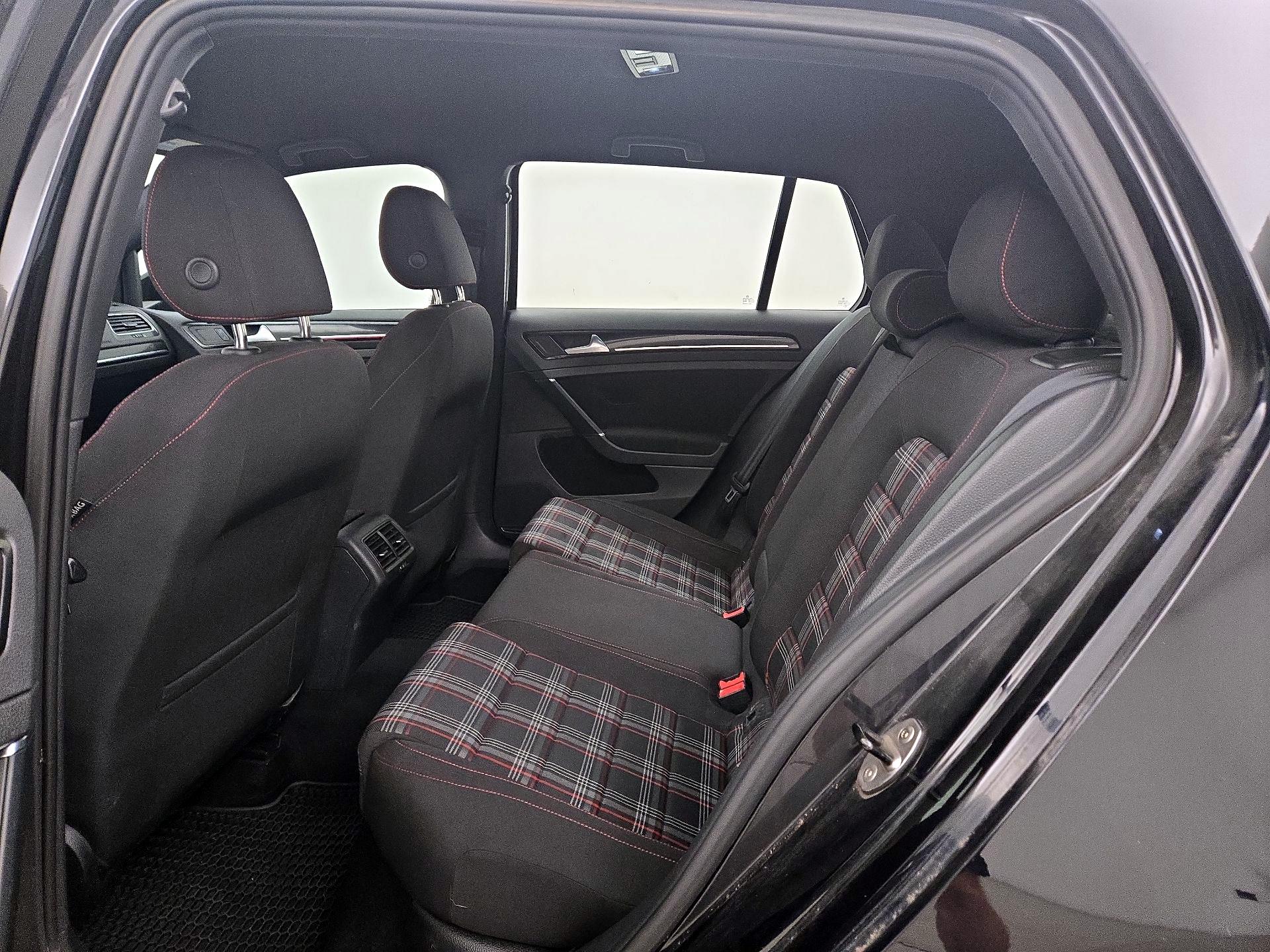 Thumbnail: 2015 Volkswagen Golf - 17