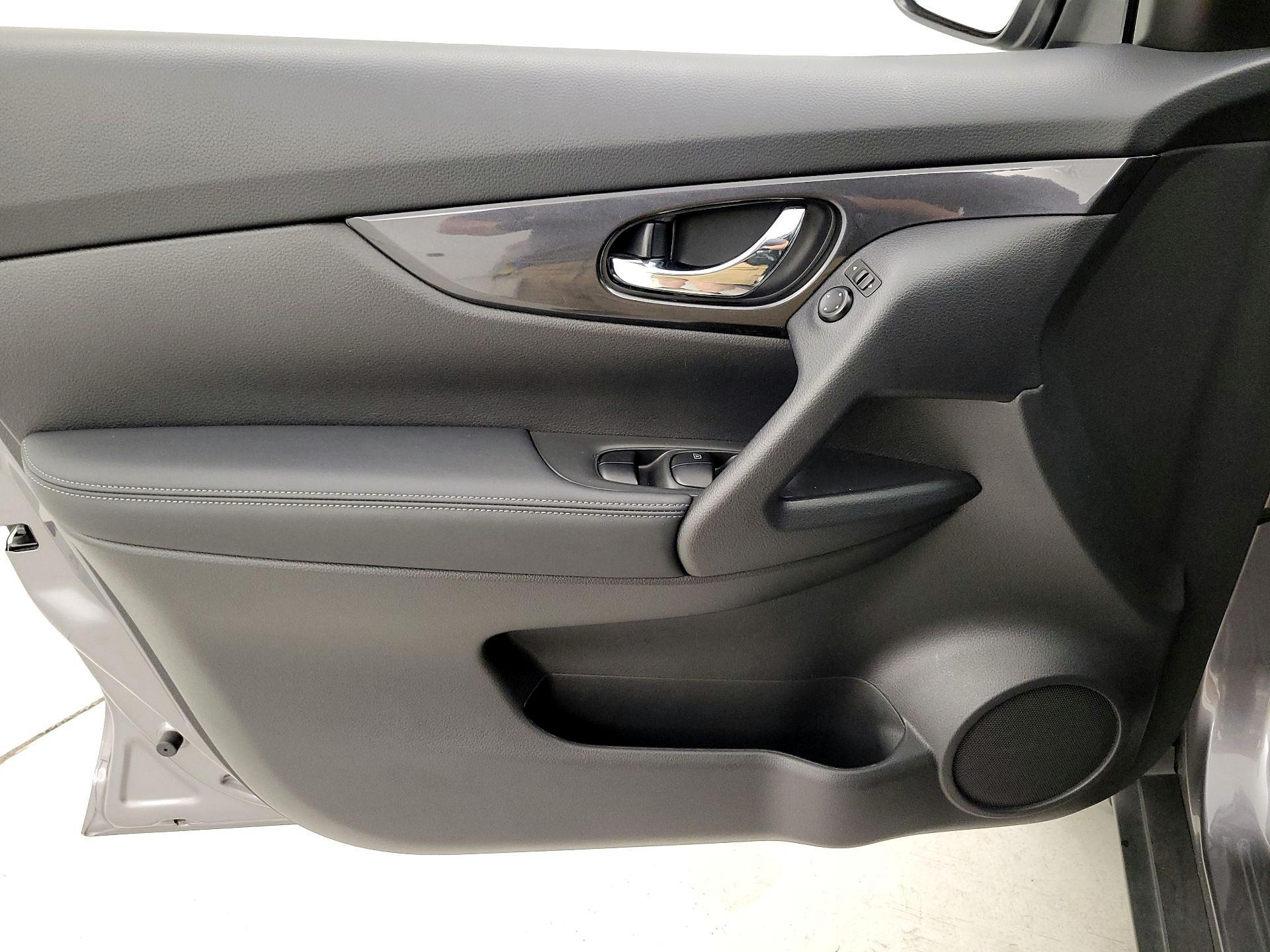 Thumbnail: 2019 Nissan Rogue - 12