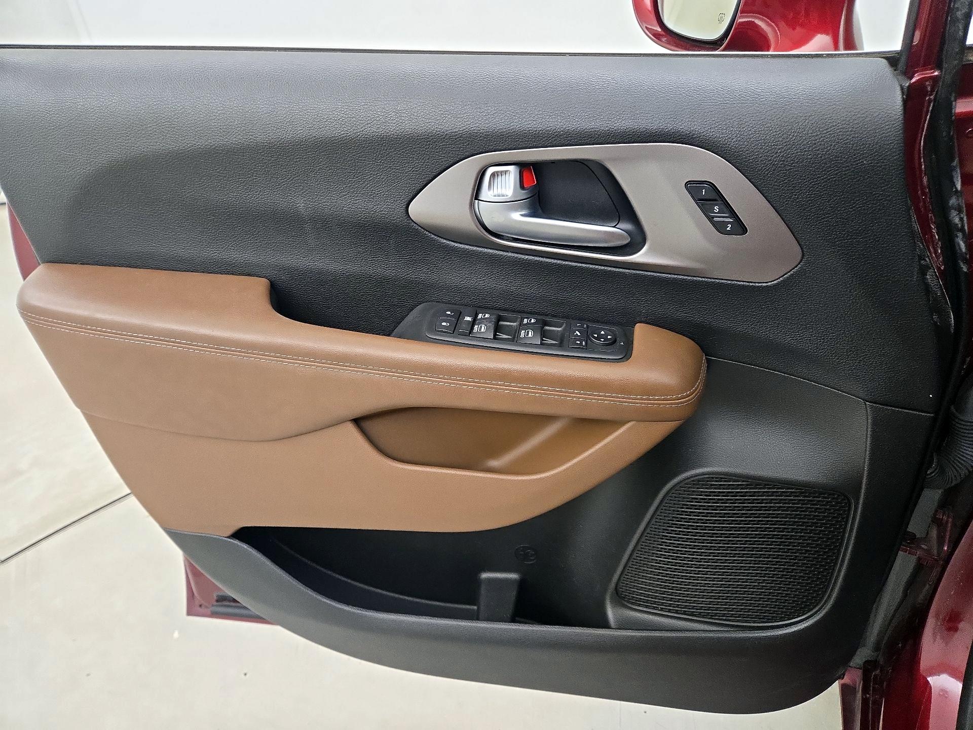Thumbnail: 2018 Chrysler Pacifica - 12