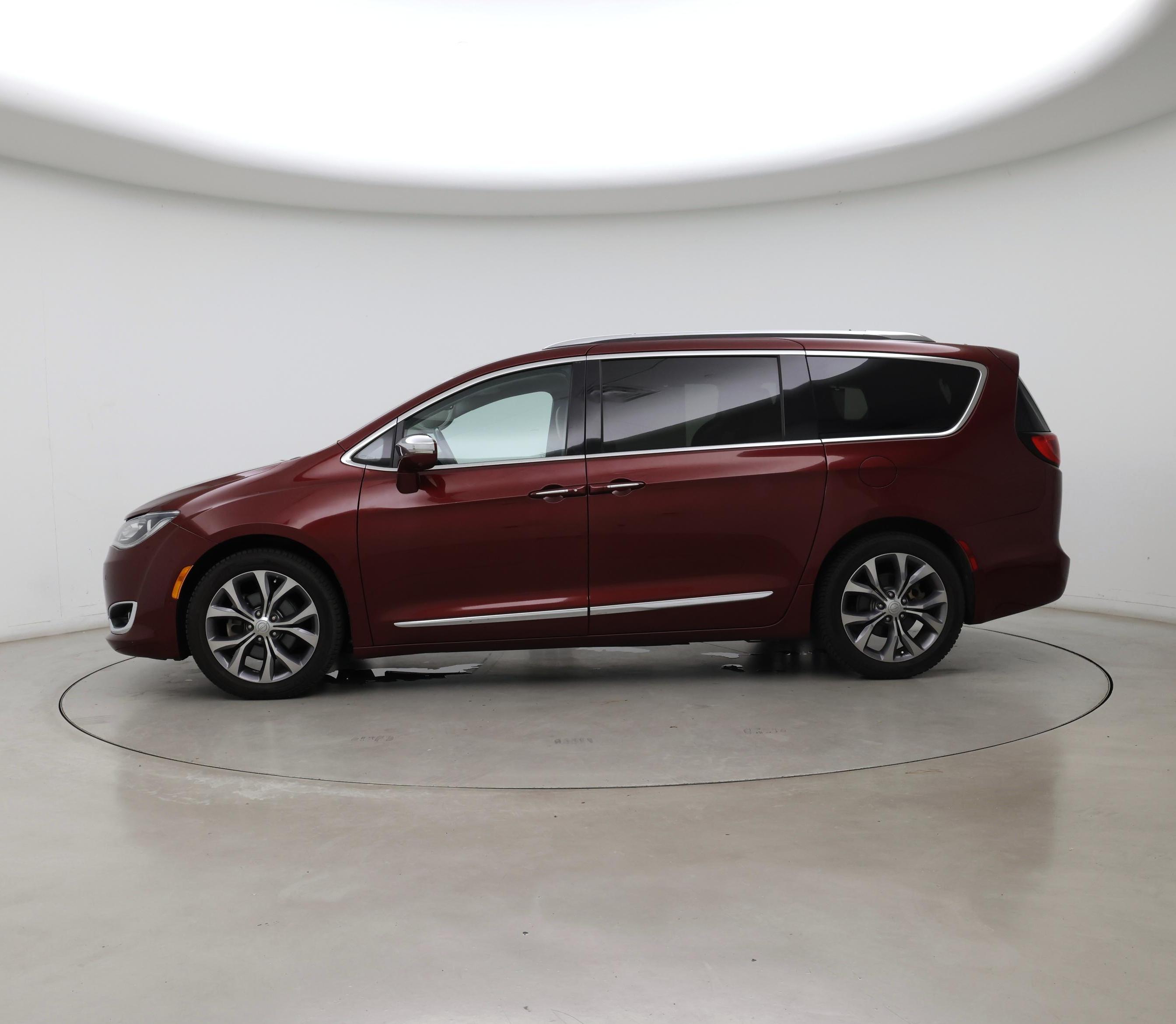 Thumbnail: 2018 Chrysler Pacifica - 3