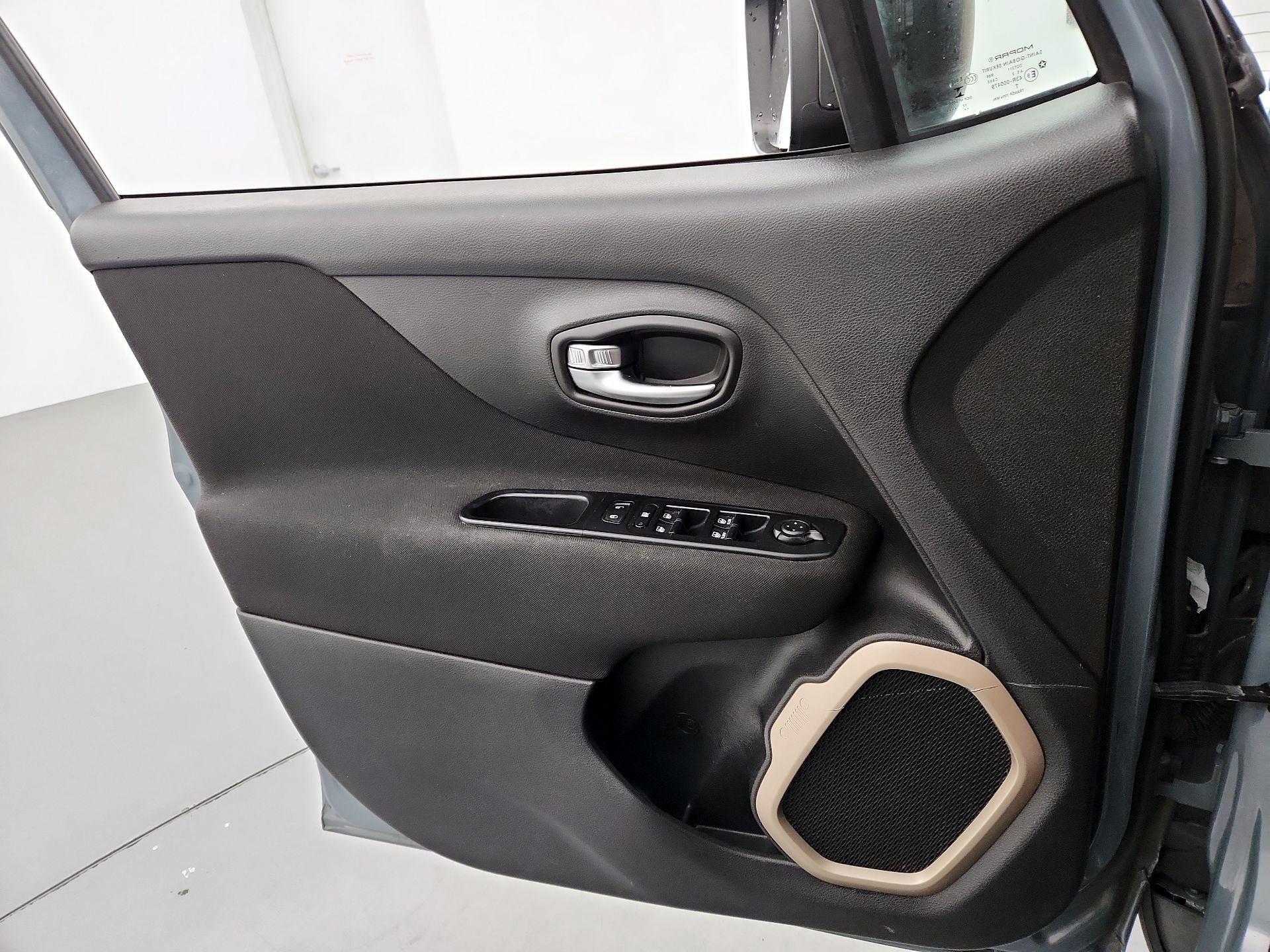 Thumbnail: 2017 Jeep Renegade - 12