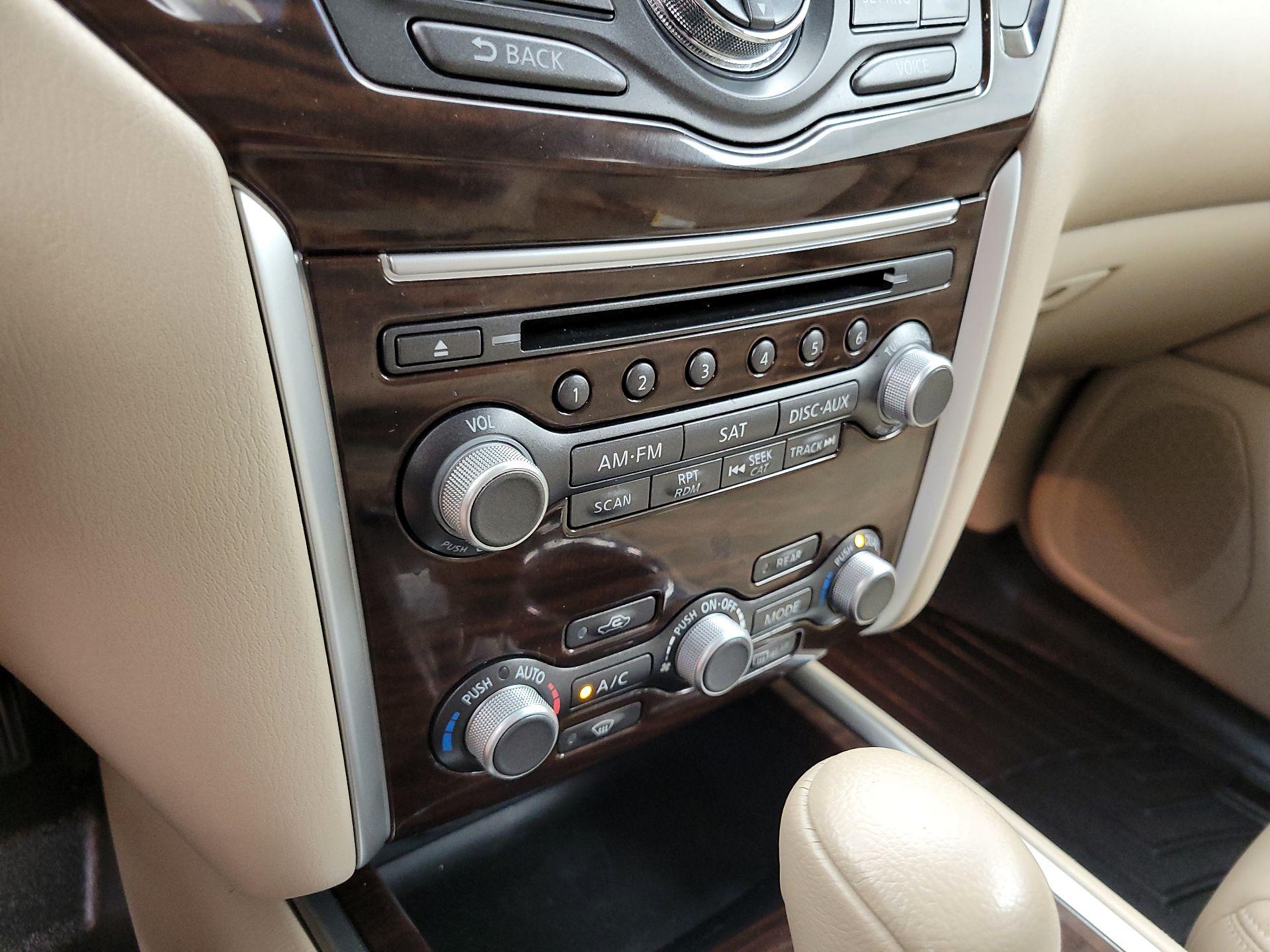 Thumbnail: 2014 Nissan Pathfinder - 16