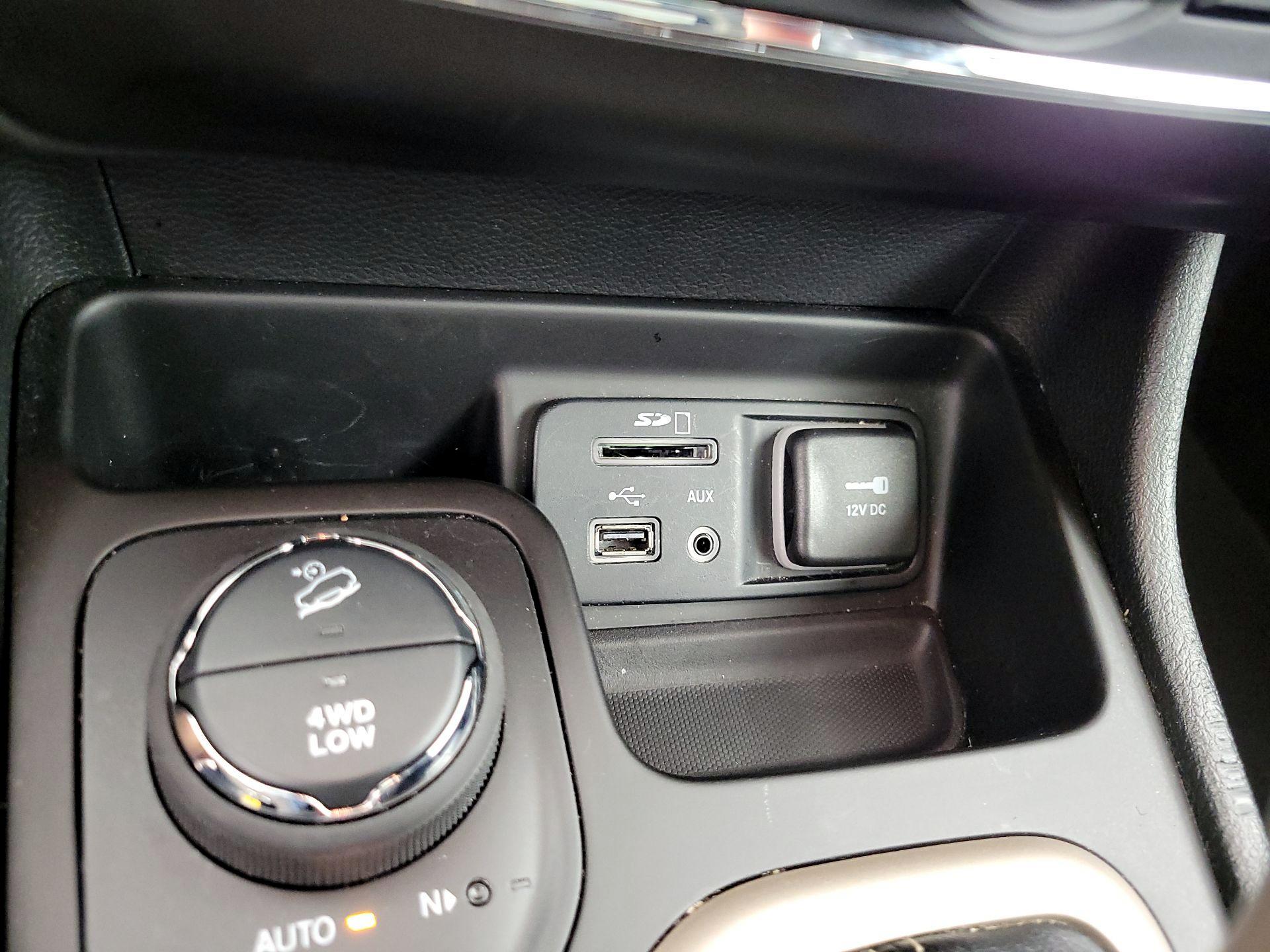 Thumbnail: 2014 Jeep Cherokee - 19