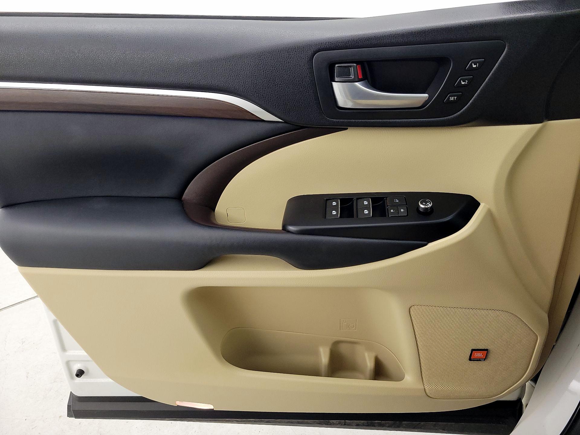 Thumbnail: 2015 Toyota Highlander - 12