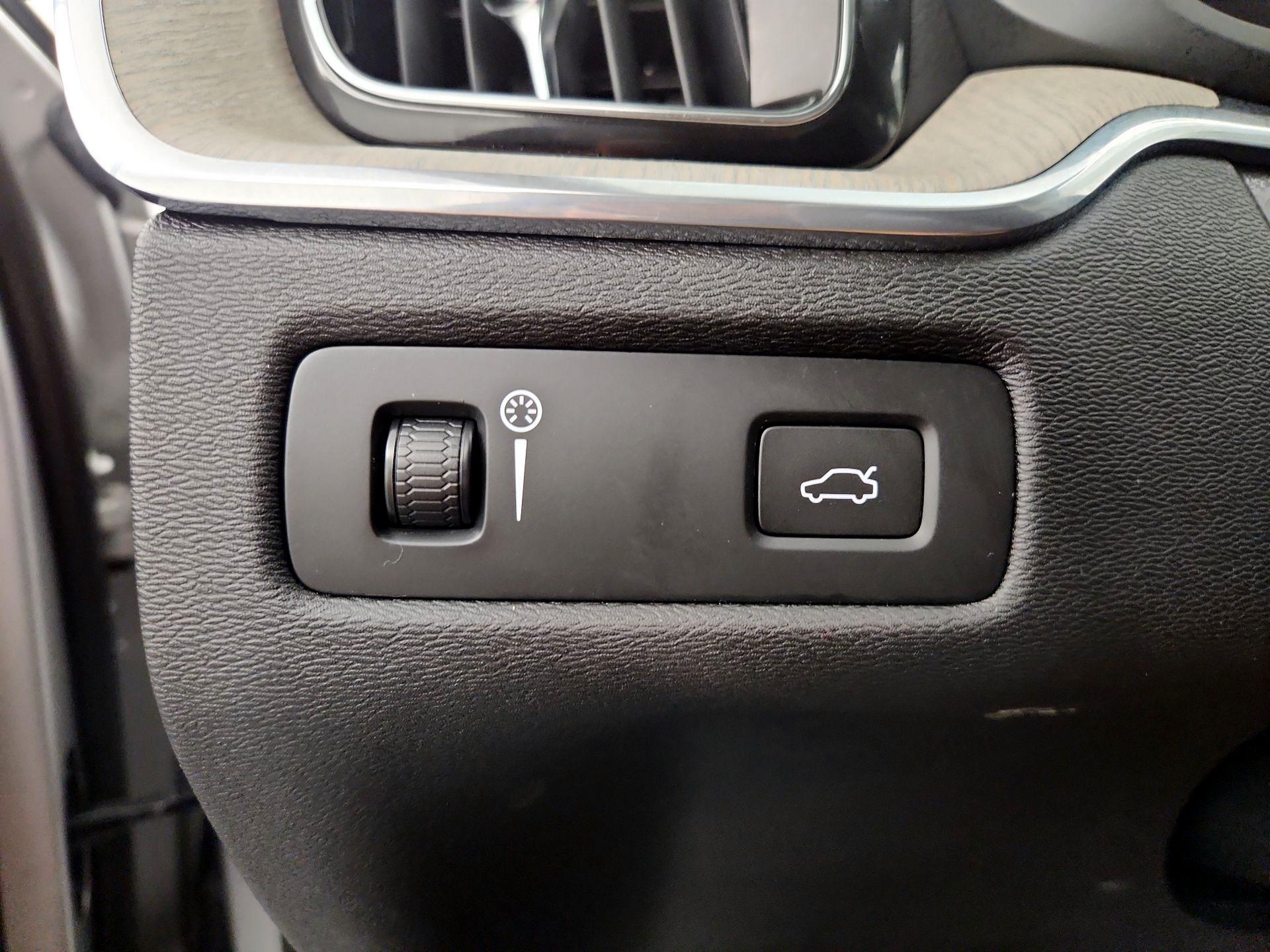 Thumbnail: 2019 Volvo XC60 - 13