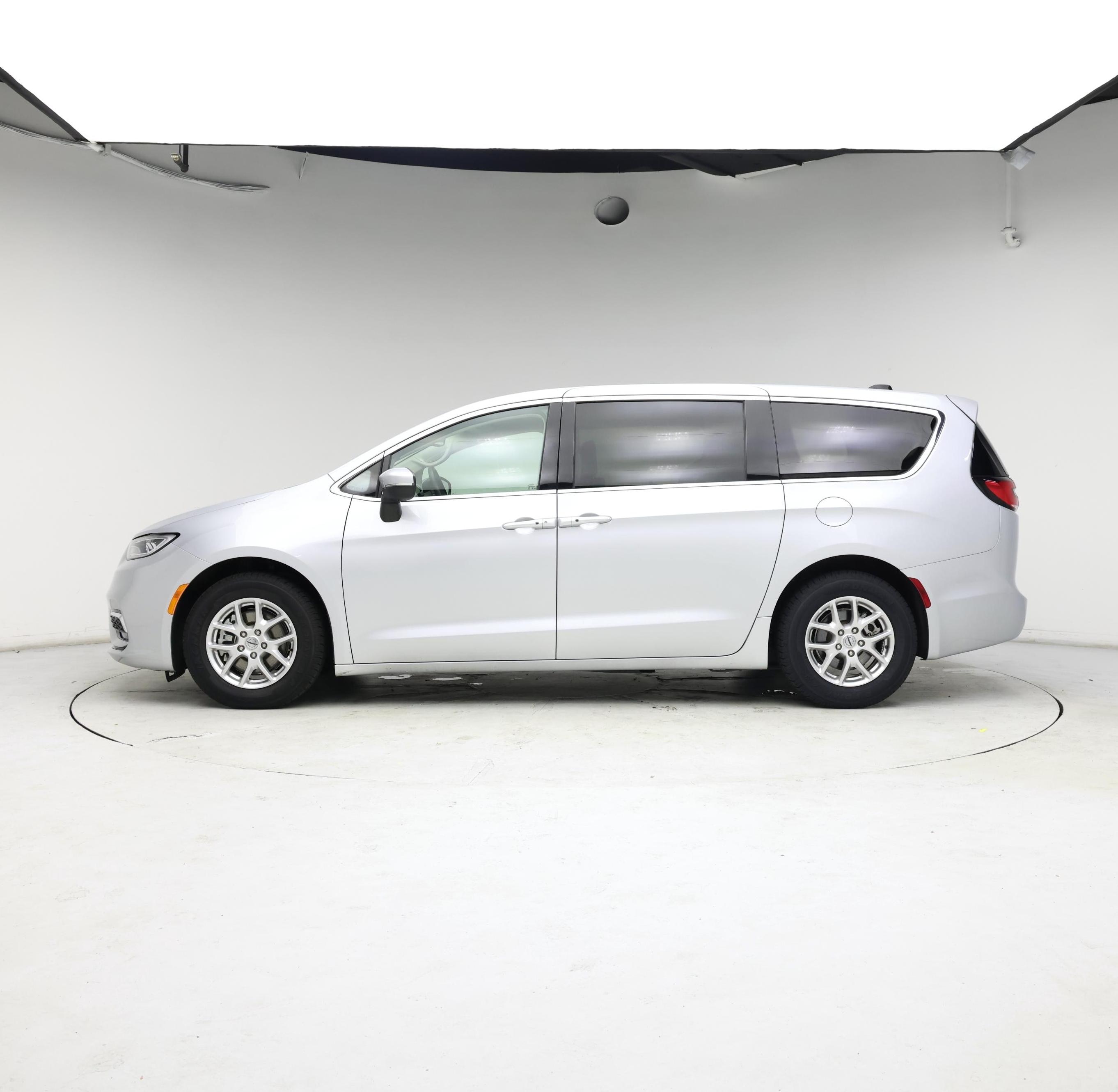Thumbnail: 2023 Chrysler Pacifica - 3