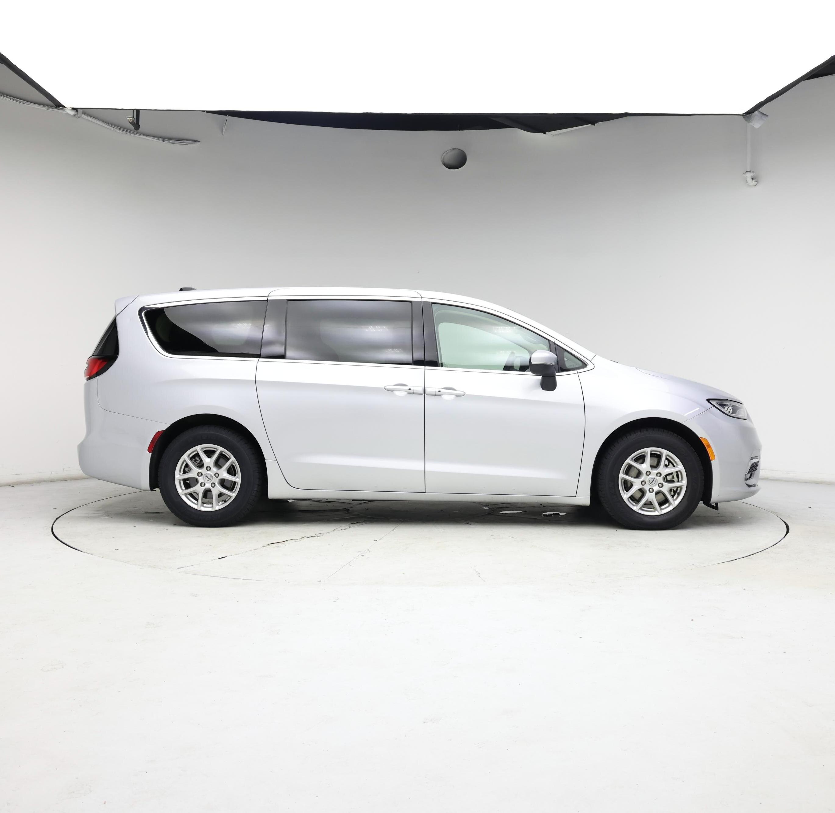Thumbnail: 2023 Chrysler Pacifica - 7