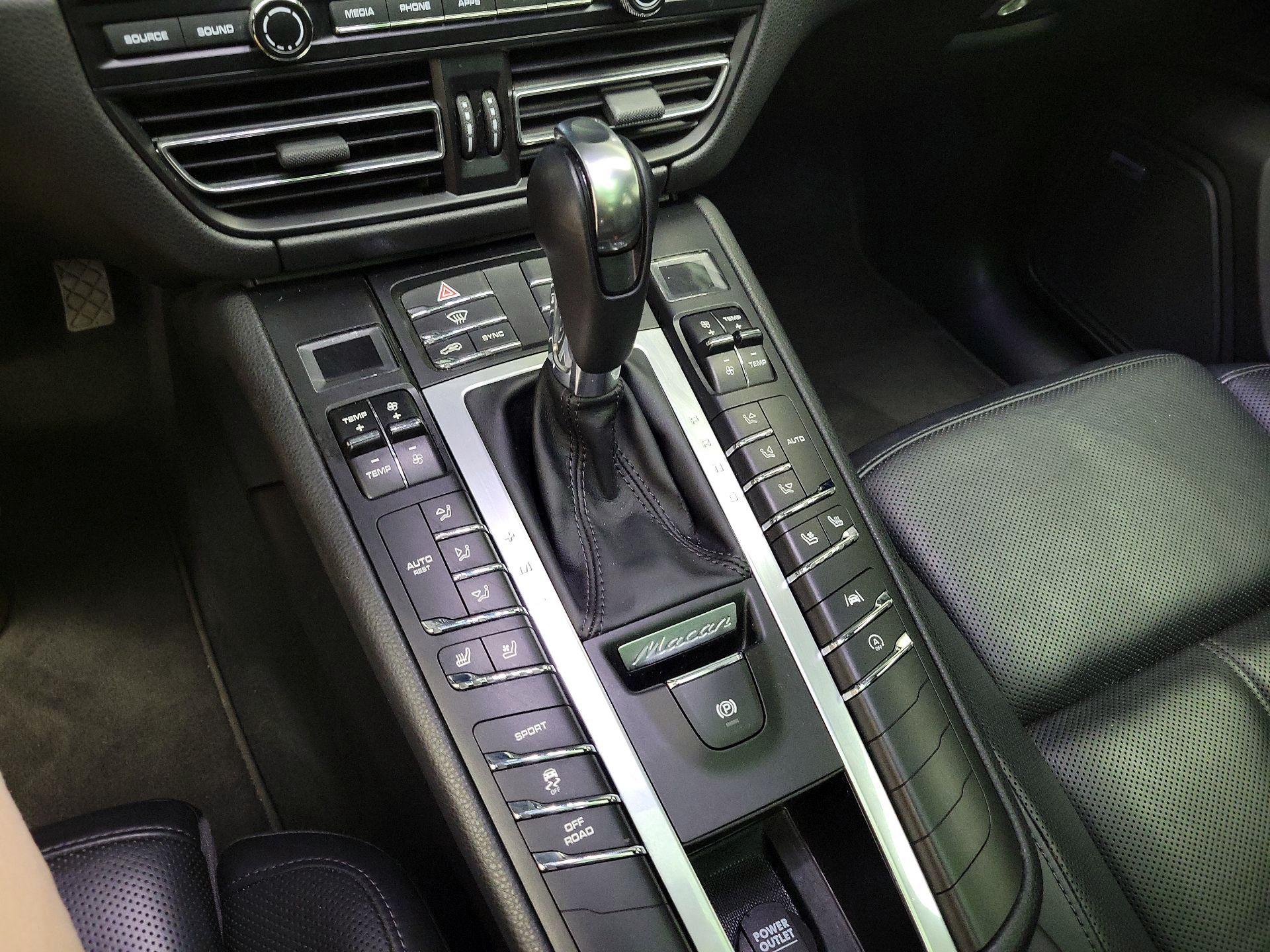 Thumbnail: 2021 Porsche Macan - 17