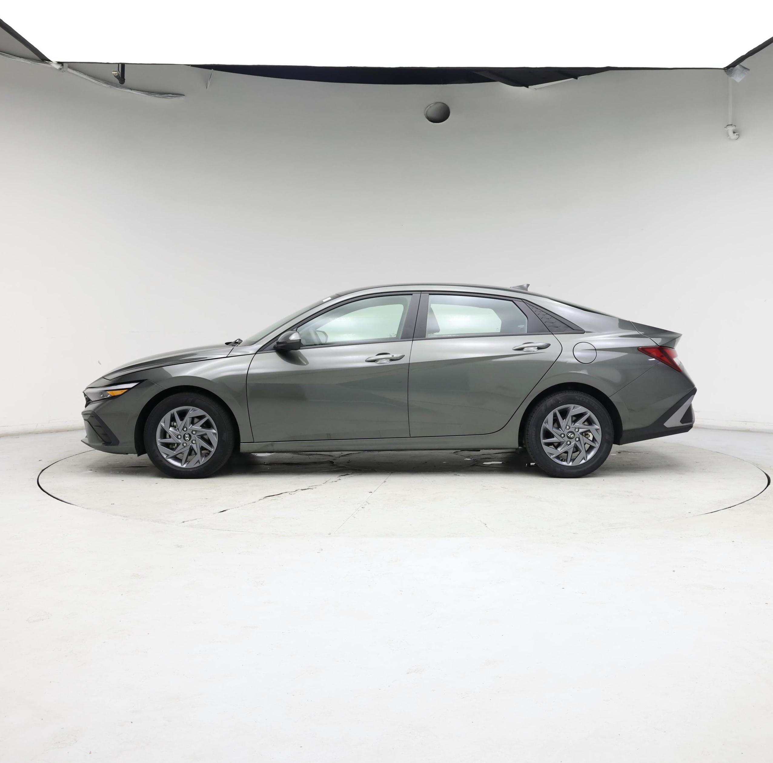 Thumbnail: 2024 Hyundai Elantra - 3
