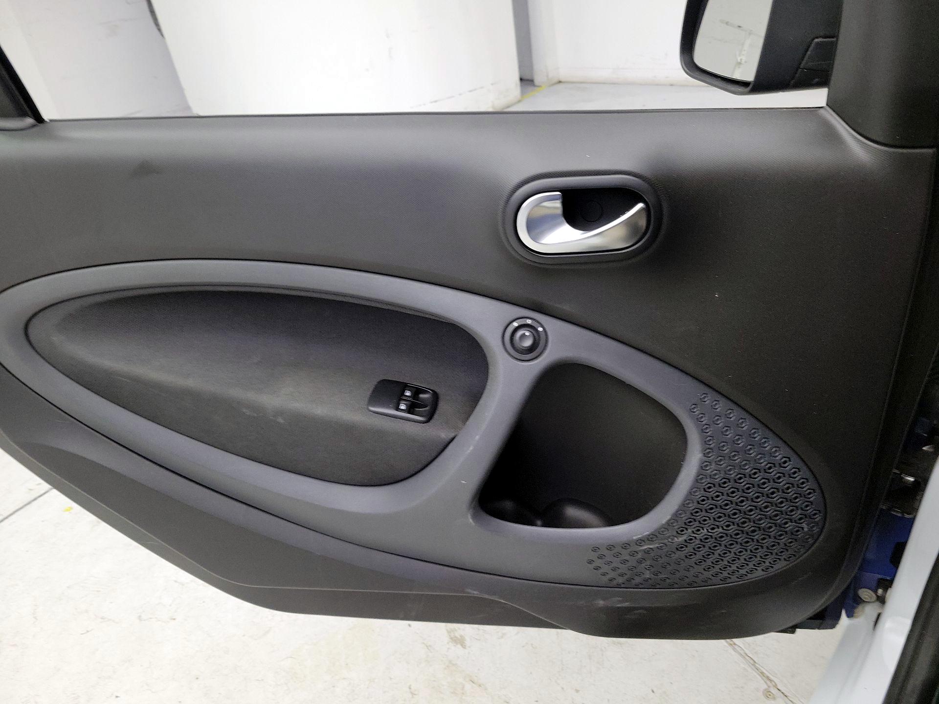 Thumbnail: 2016 smart fortwo - 12