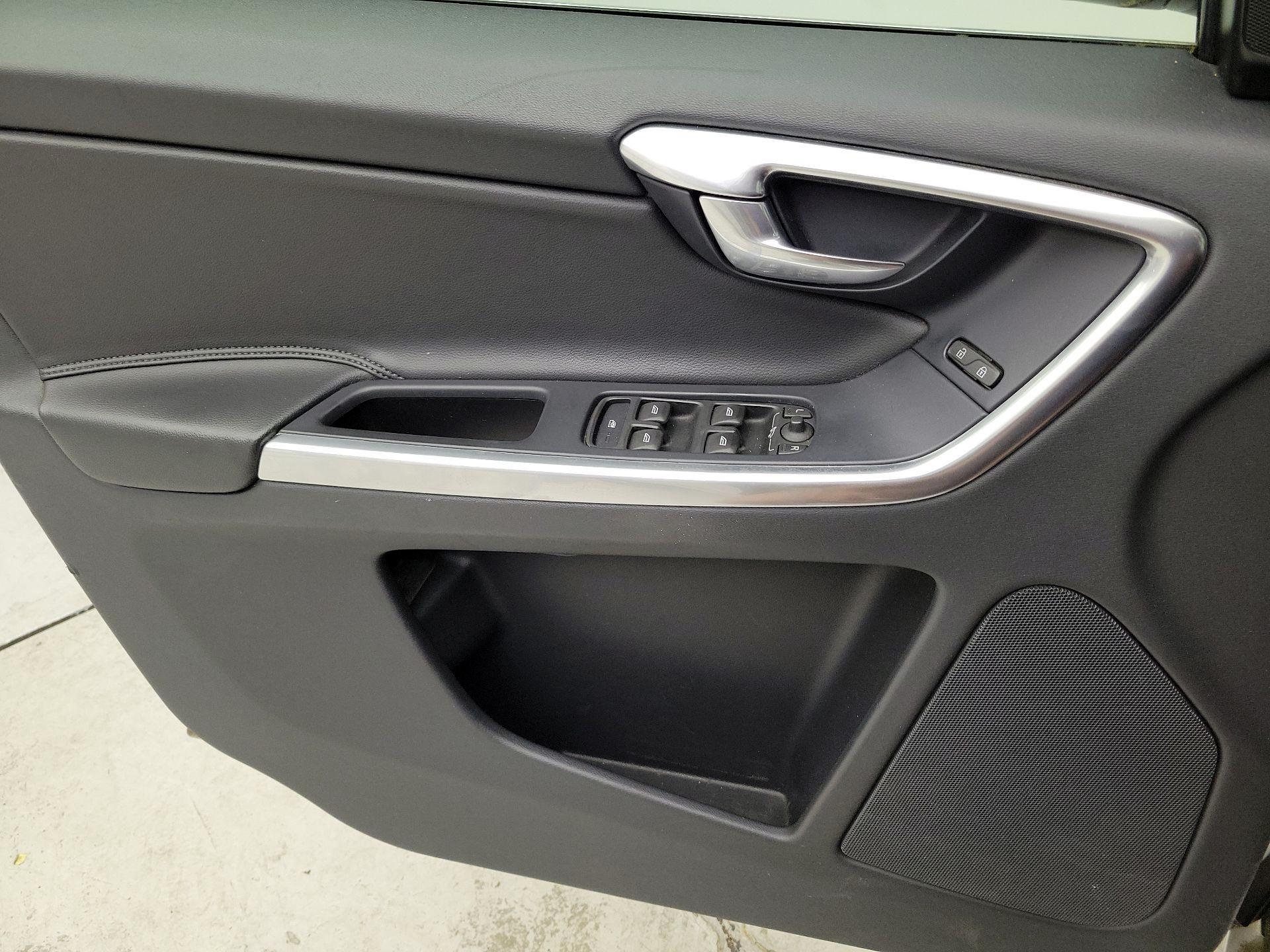 Thumbnail: 2016 Volvo XC60 - 12