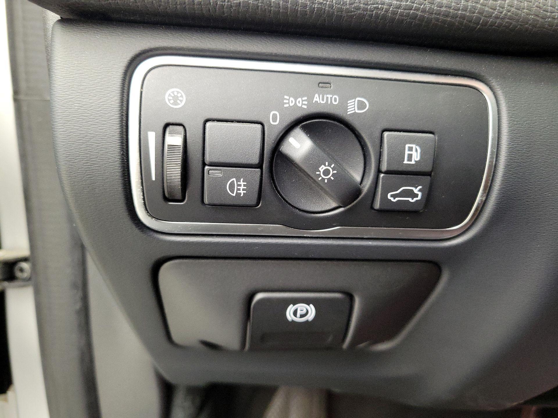 Thumbnail: 2016 Volvo XC60 - 13