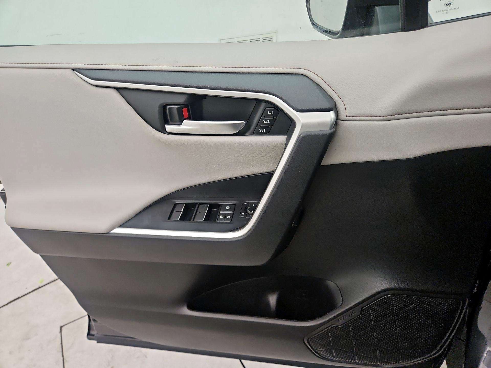 Thumbnail: 2020 Toyota RAV4 - 12