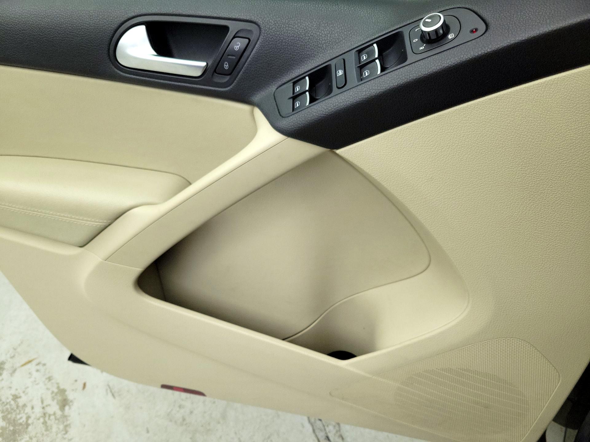 Thumbnail: 2015 Volkswagen Tiguan - 12