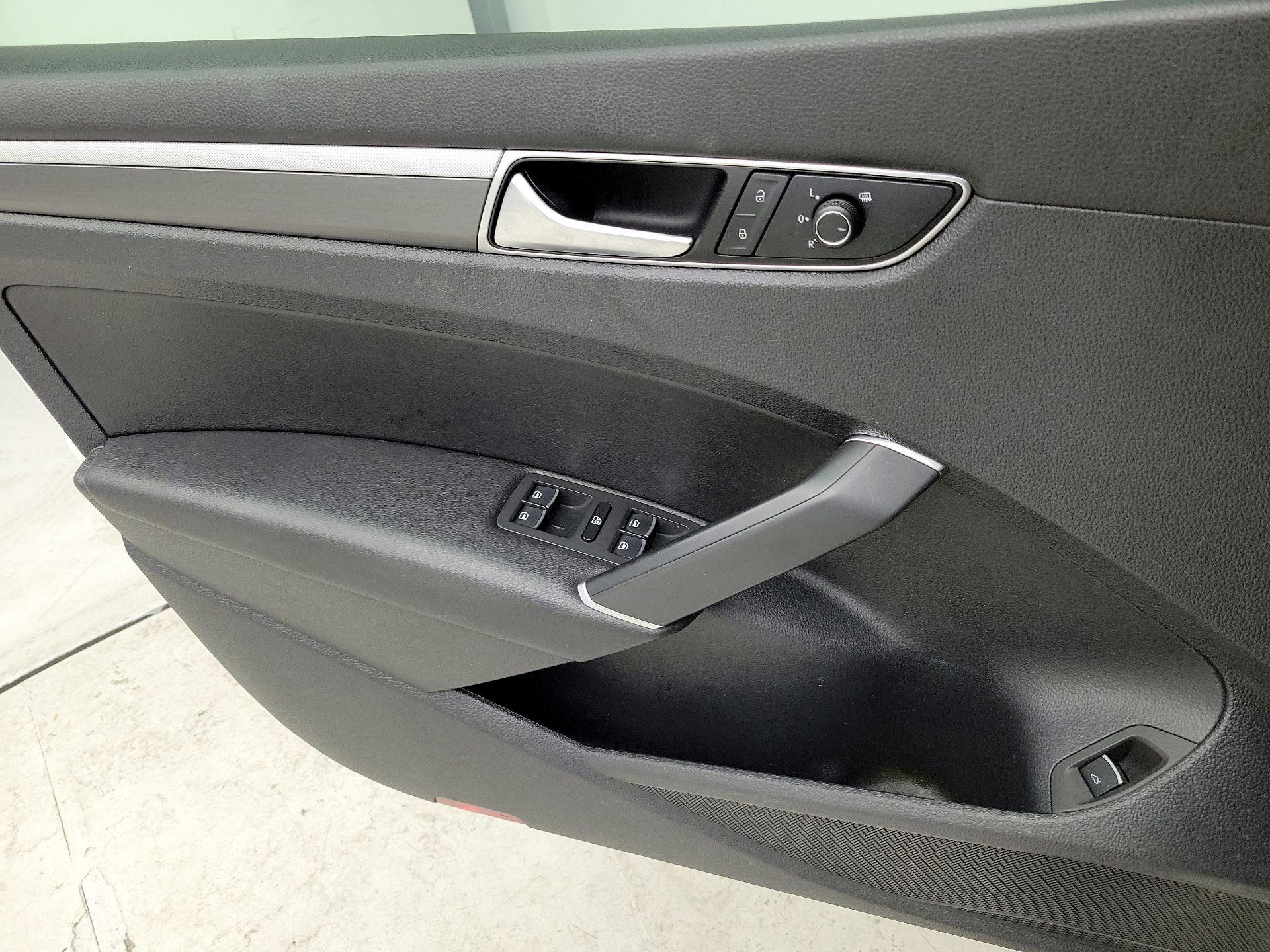 Thumbnail: 2017 Volkswagen Passat - 12