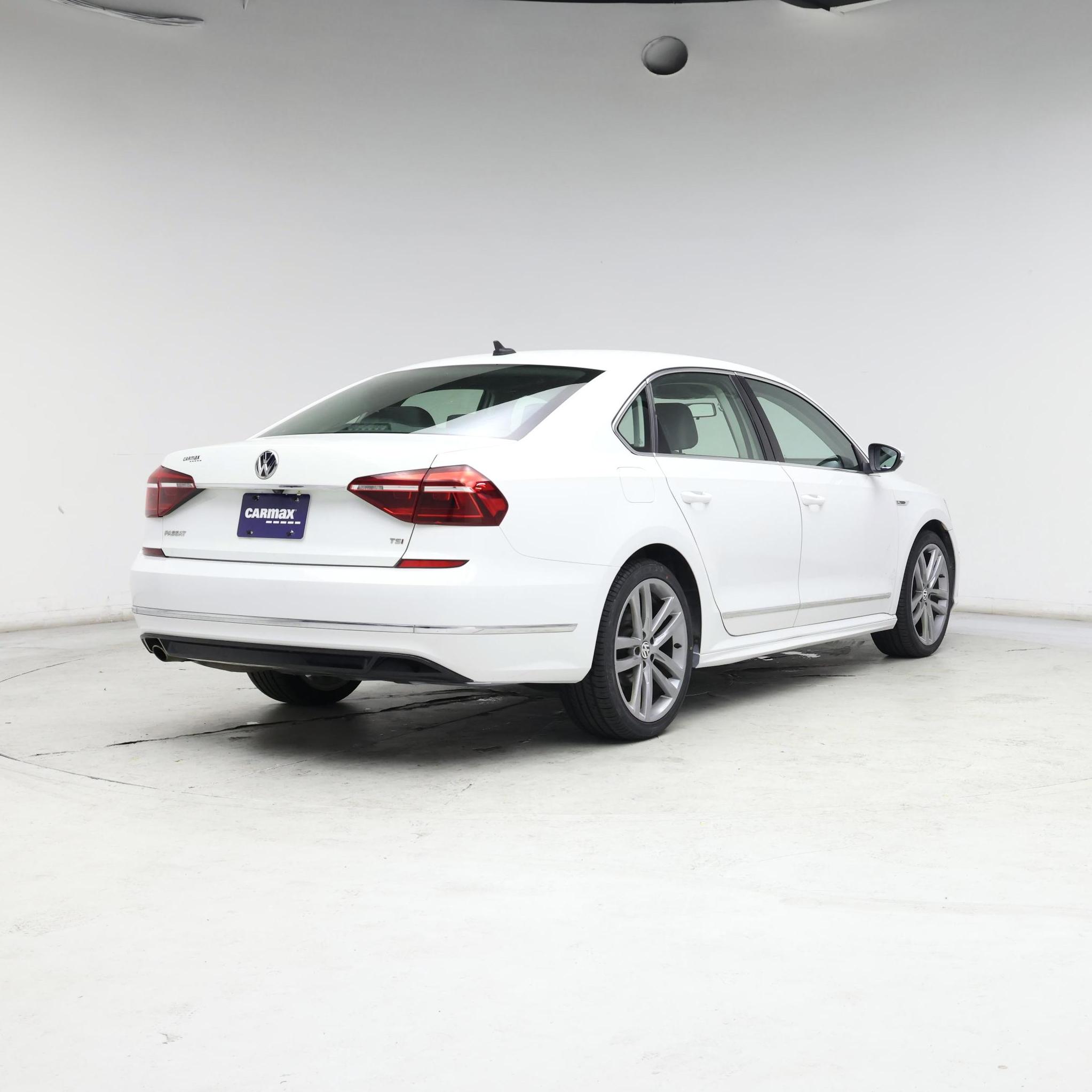 Thumbnail: 2017 Volkswagen Passat - 8