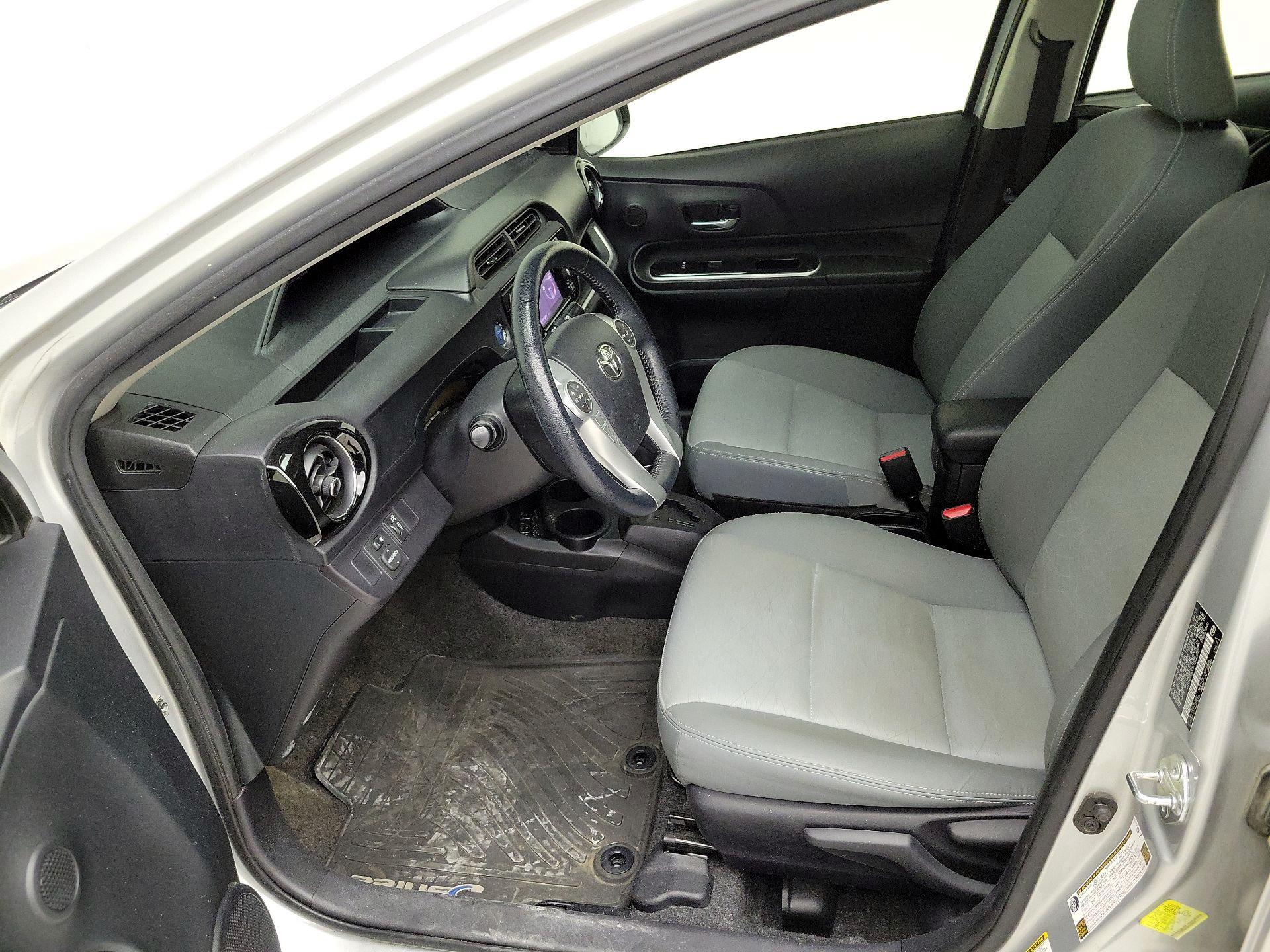 Thumbnail: 2015 Toyota Prius c - 11