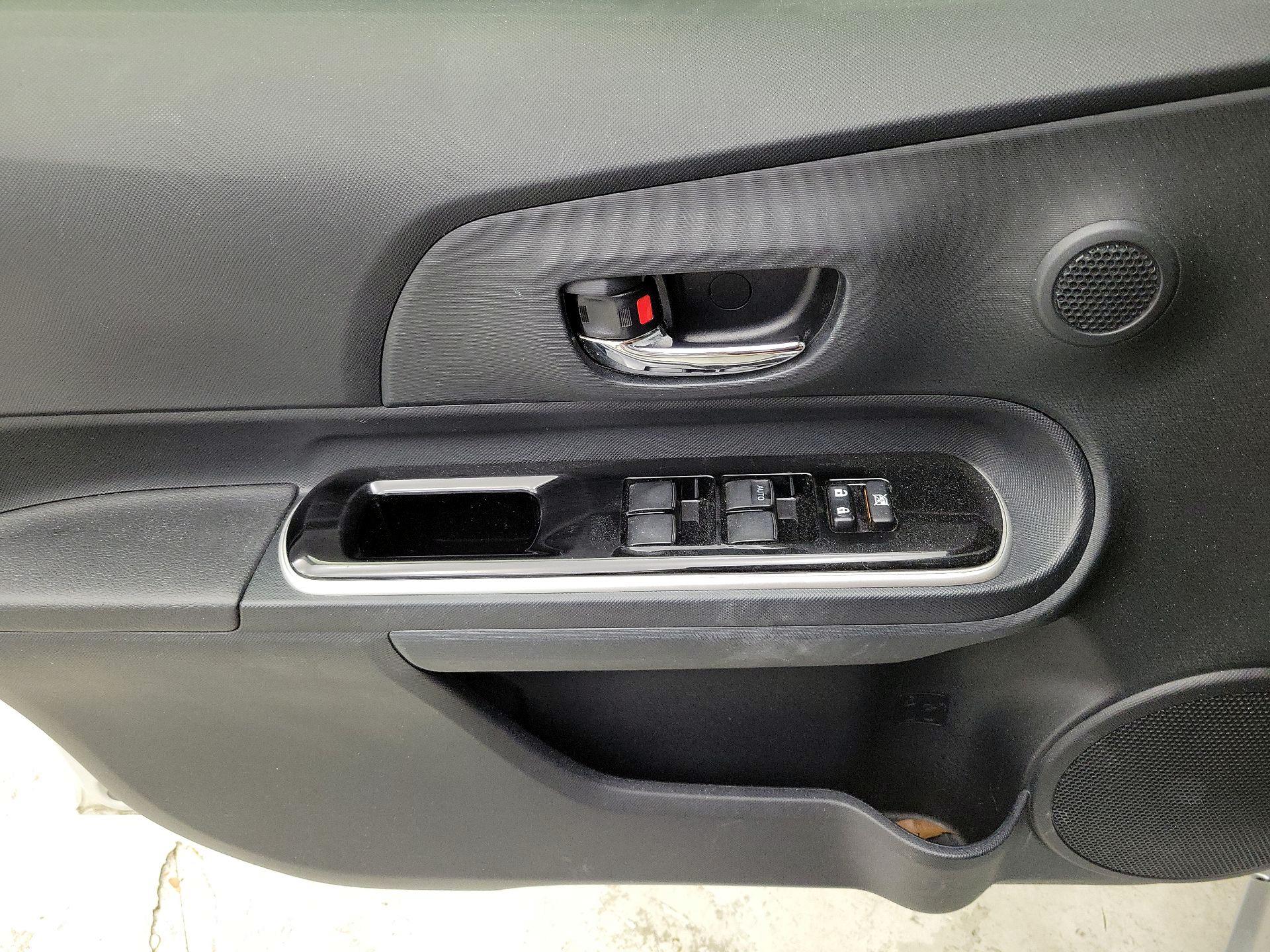 Thumbnail: 2015 Toyota Prius c - 12