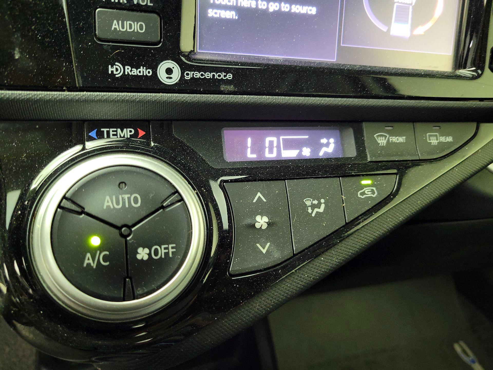 Thumbnail: 2015 Toyota Prius c - 16