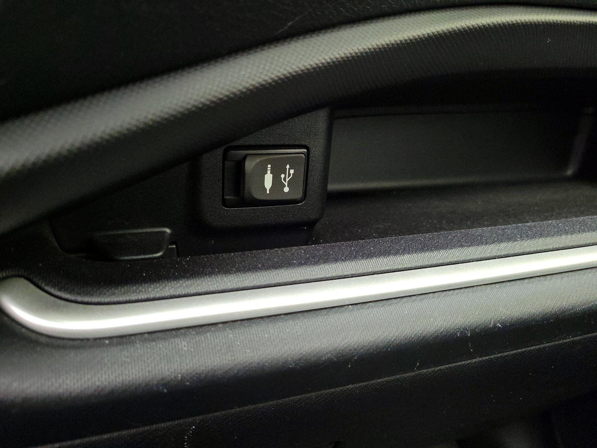 Thumbnail: 2015 Toyota Prius c - 18