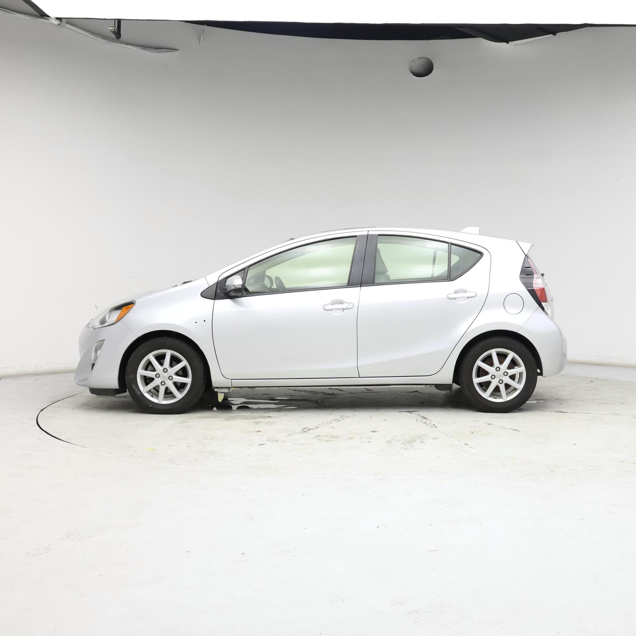 Thumbnail: 2015 Toyota Prius c - 3