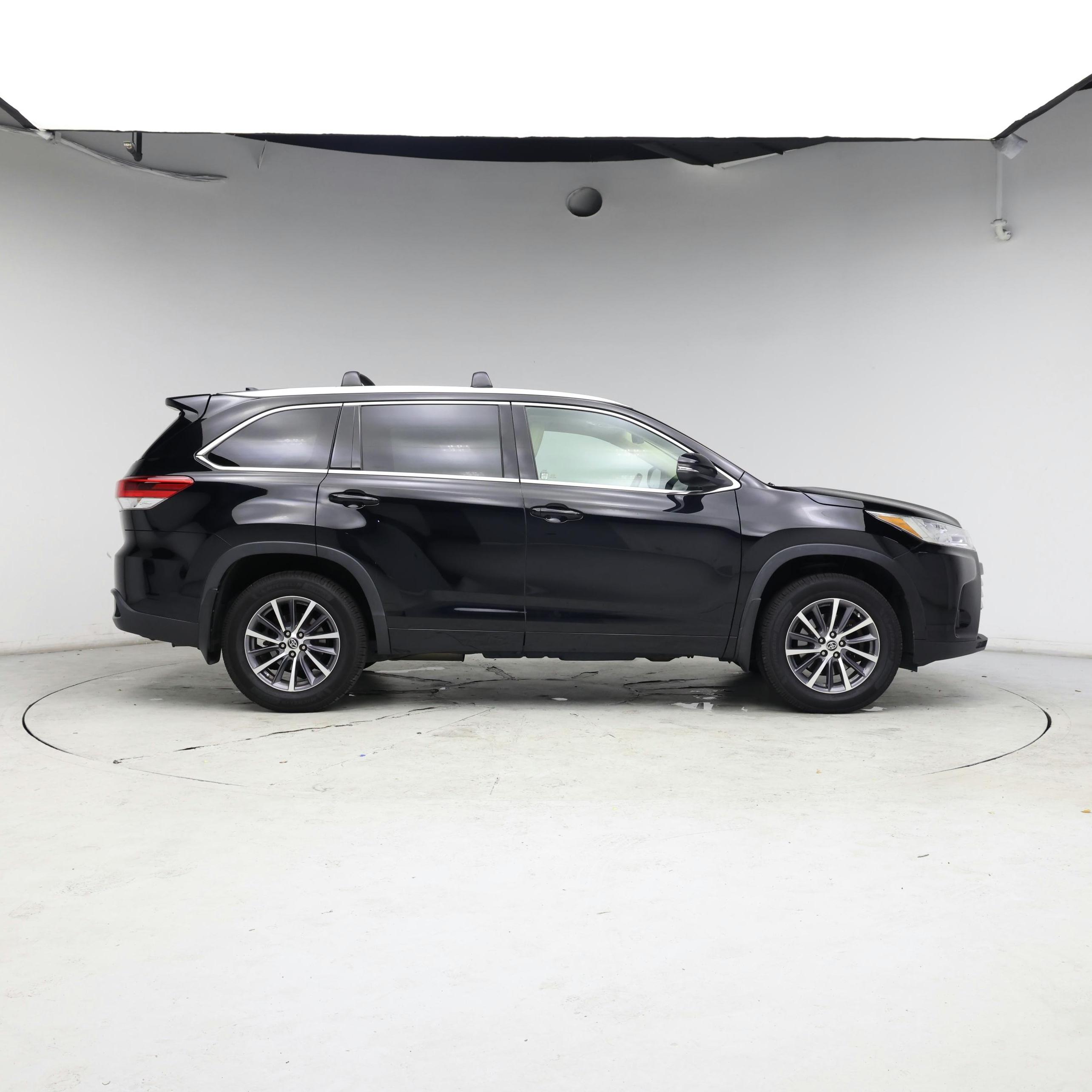 Thumbnail: 2017 Toyota Highlander - 7