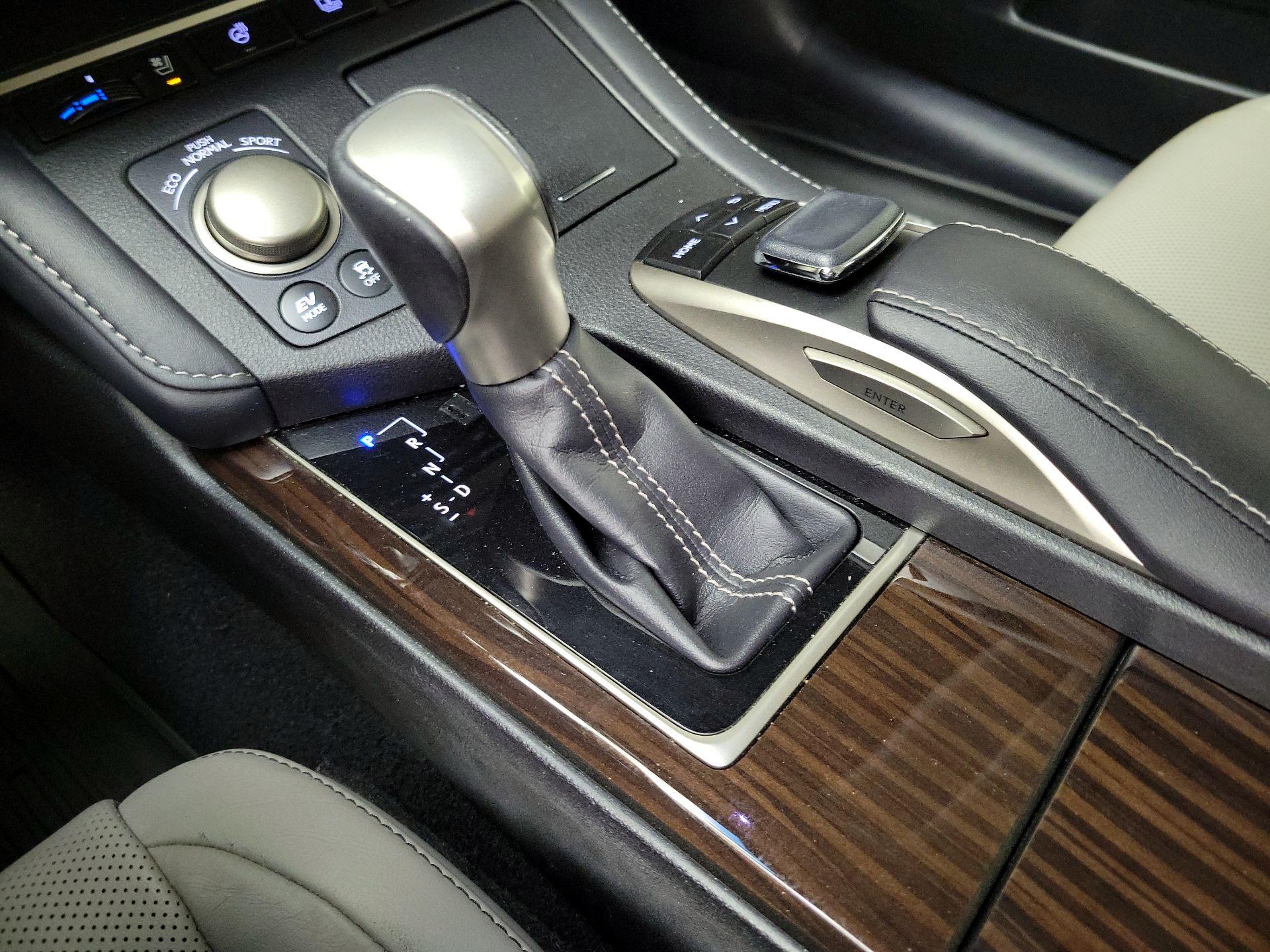 Thumbnail: 2017 Lexus ES - 17