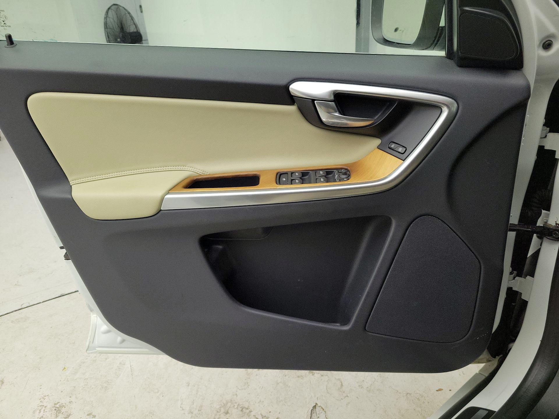 Thumbnail: 2017 Volvo XC60 - 12