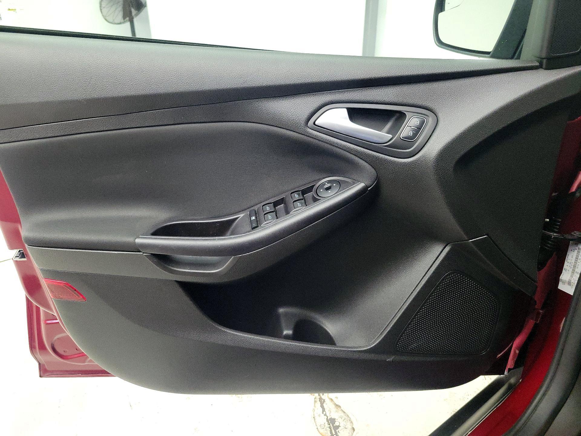 Thumbnail: 2016 Ford Focus - 12