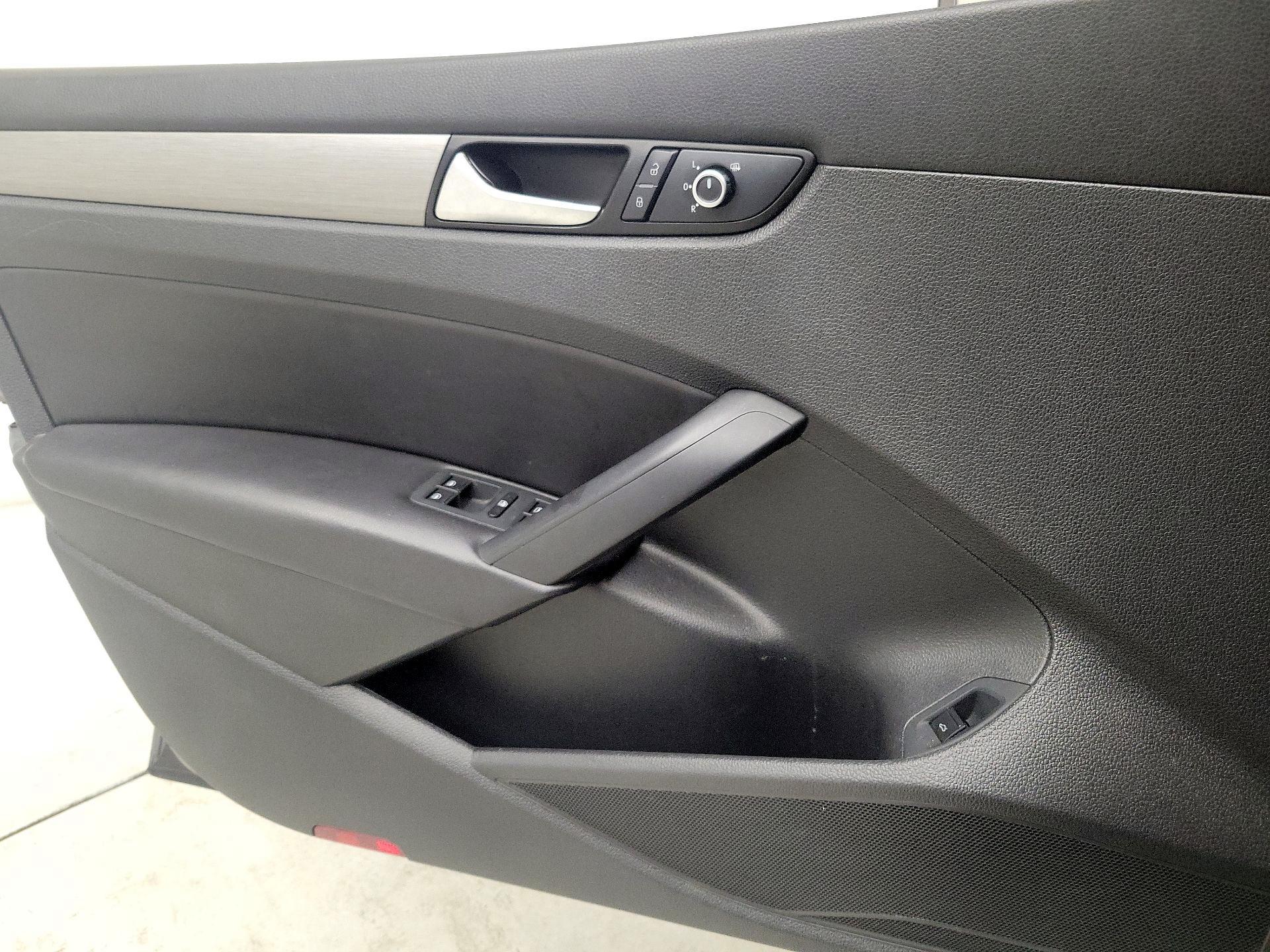 Thumbnail: 2015 Volkswagen Passat - 12