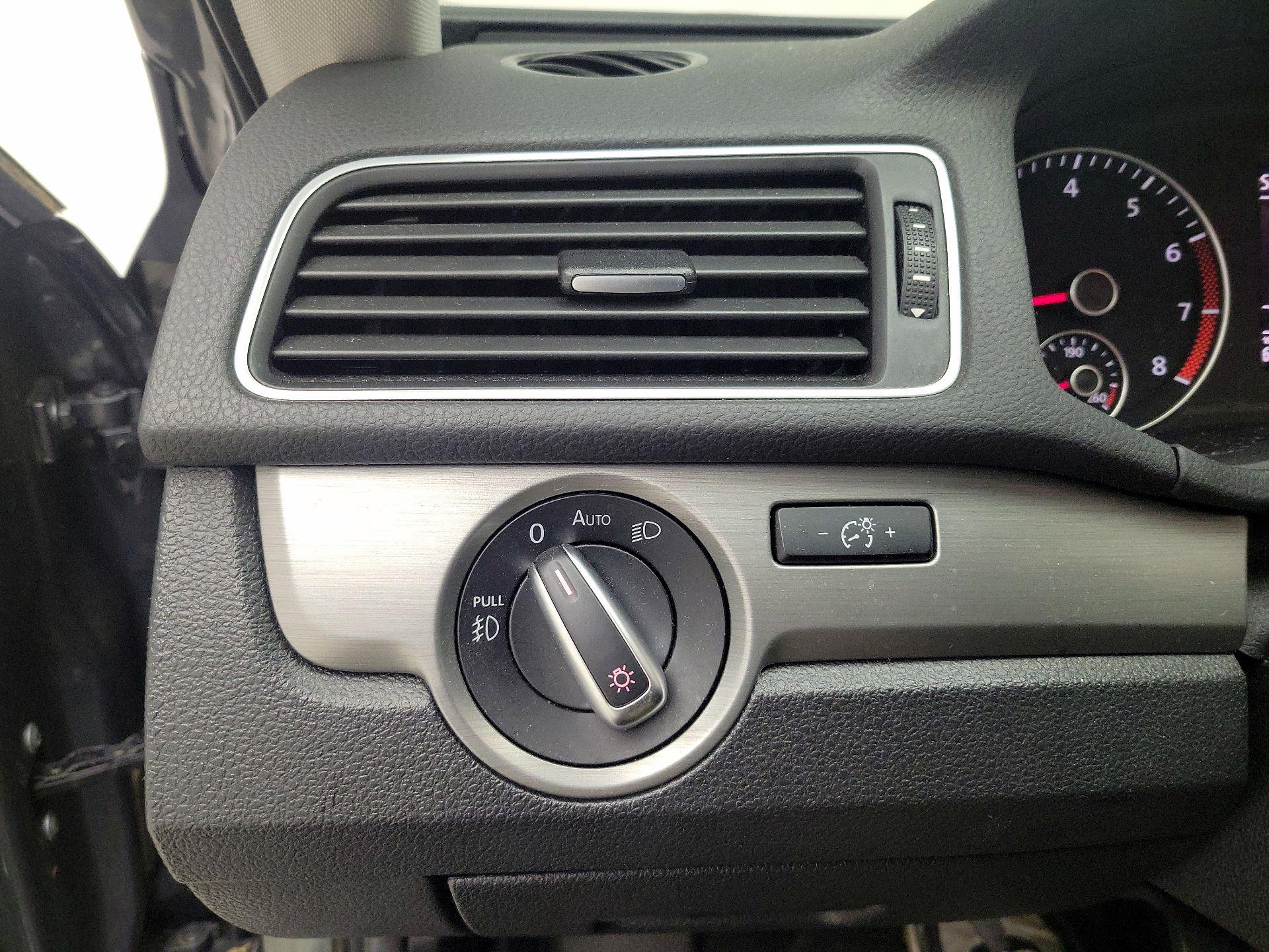 Thumbnail: 2015 Volkswagen Passat - 13