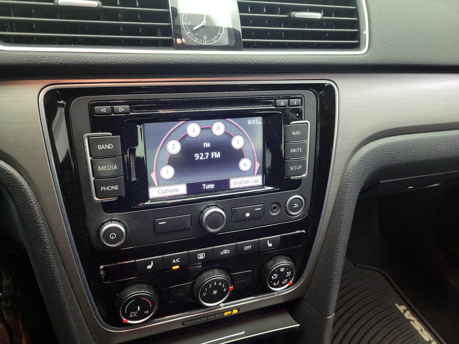 Thumbnail: 2015 Volkswagen Passat - 15