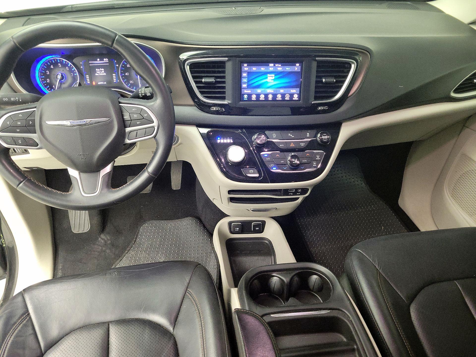 Thumbnail: 2018 Chrysler Pacifica - 9