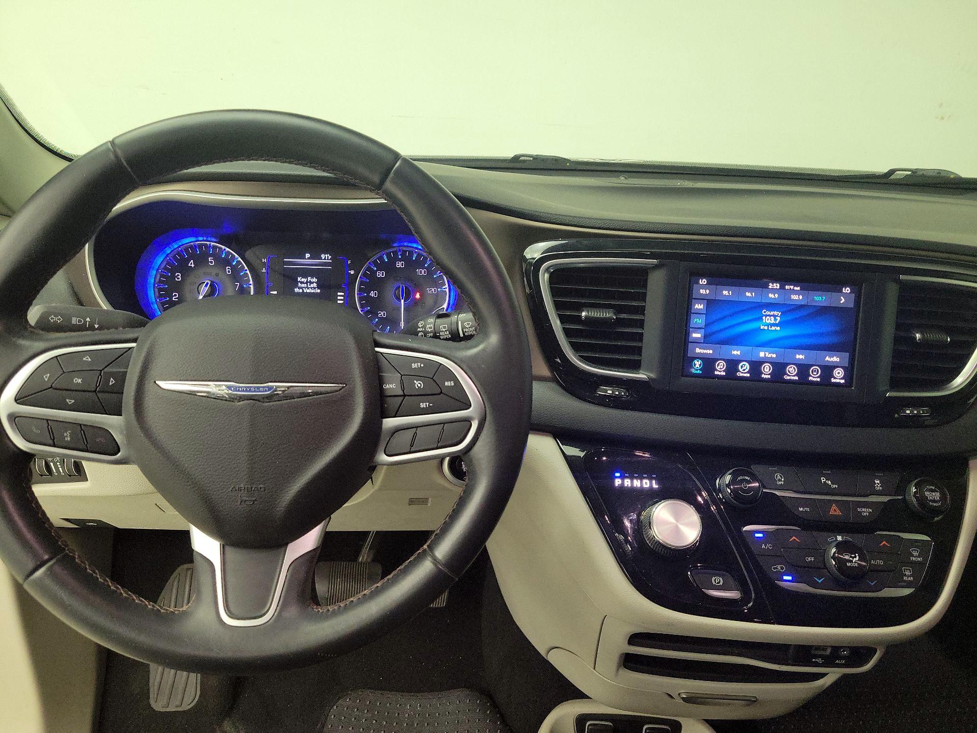Thumbnail: 2018 Chrysler Pacifica - 10