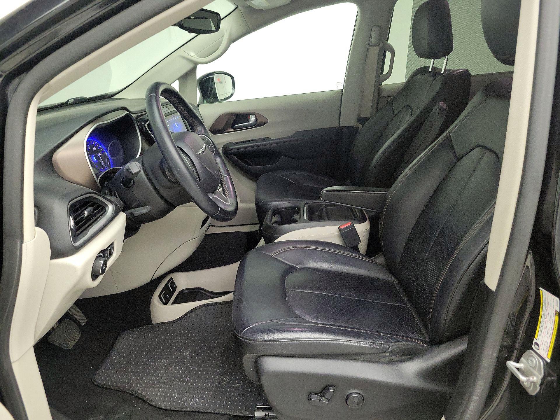 Thumbnail: 2018 Chrysler Pacifica - 11