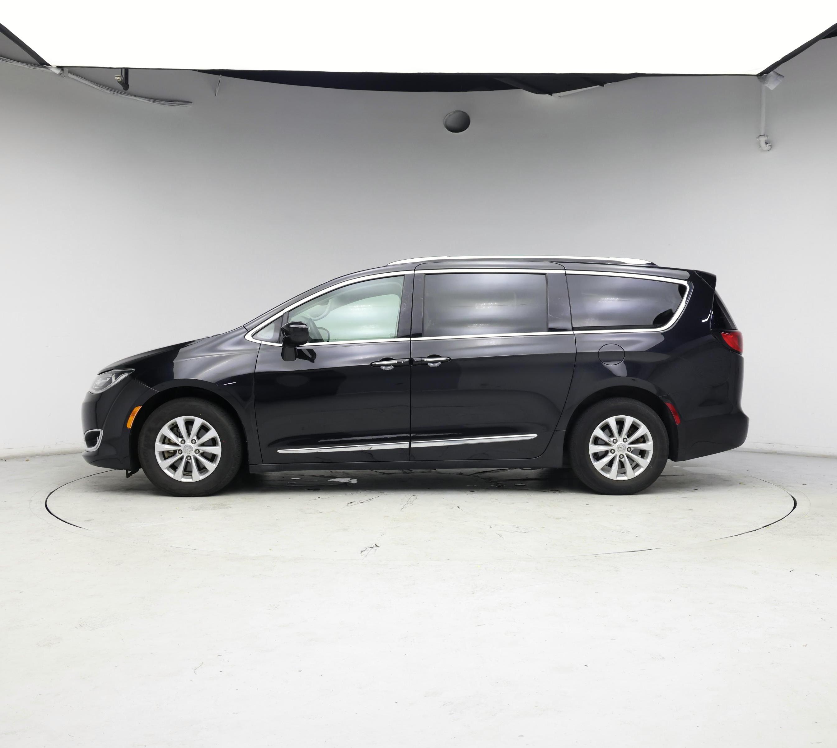 Thumbnail: 2018 Chrysler Pacifica - 3