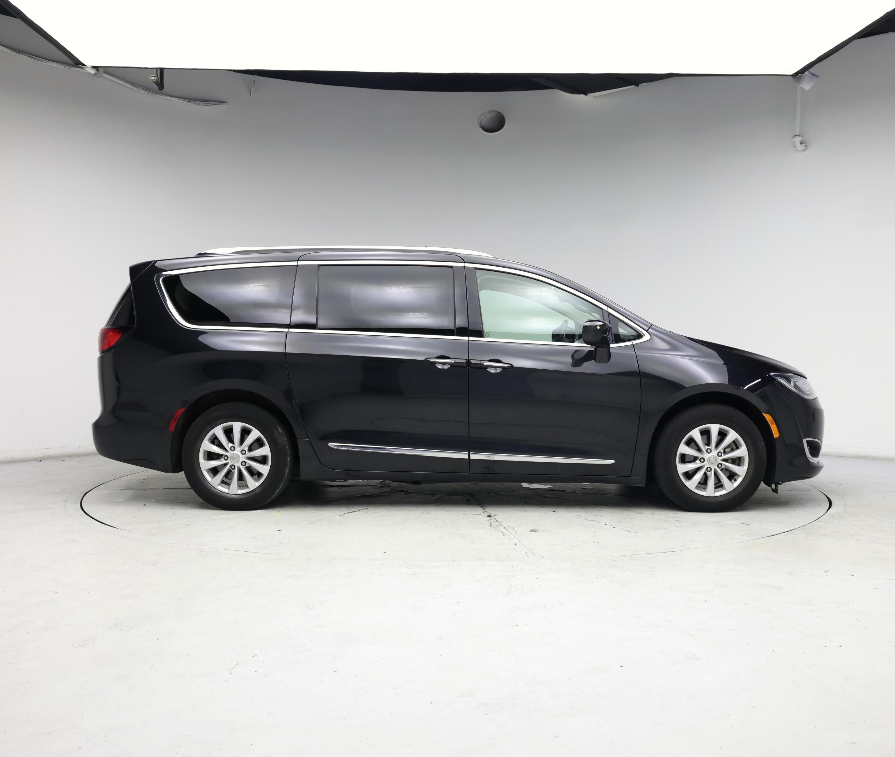 Thumbnail: 2018 Chrysler Pacifica - 7