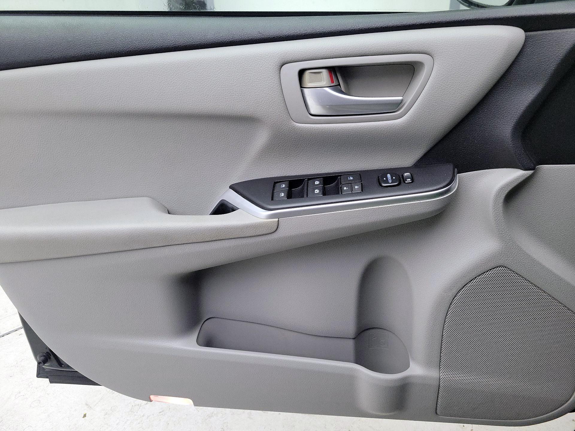 Thumbnail: 2015 Toyota Camry - 12
